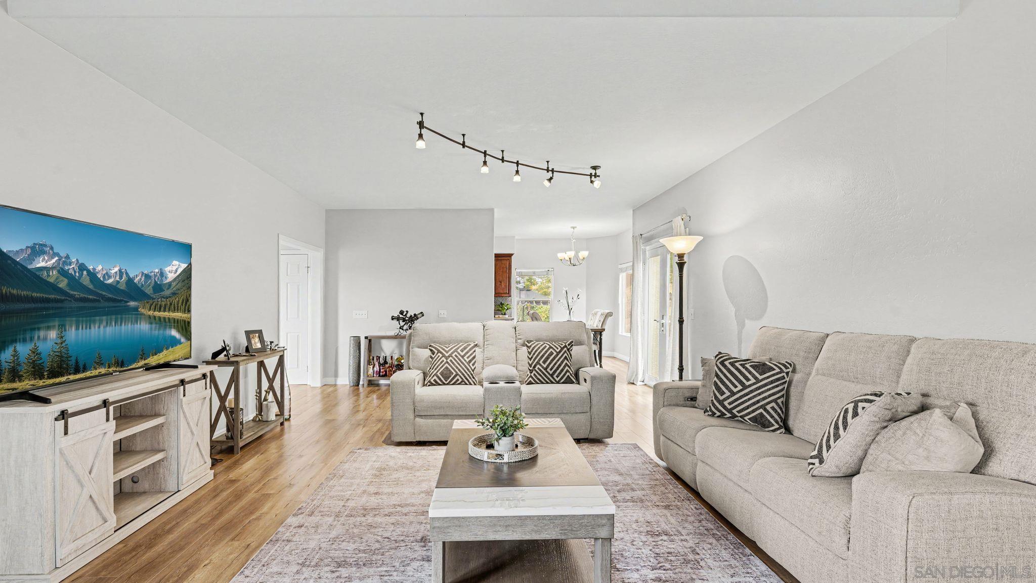 Detail Gallery Image 8 of 47 For 2042  Cherokee Lane, Escondido,  CA 92026 - 5 Beds | 2/1 Baths