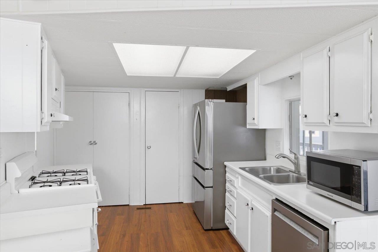 Detail Gallery Image 7 of 44 For 7026  San Bartolo Street  #18,  Carlsbad,  CA 92011 - 2 Beds | 2 Baths