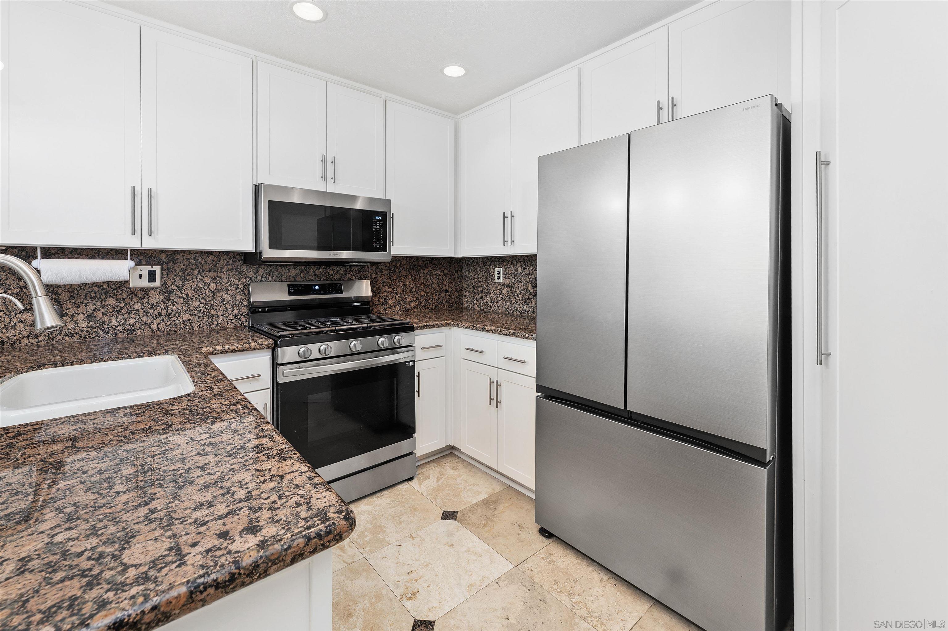 Detail Gallery Image 14 of 44 For 1571  Corte Daniel, Oceanside,  CA 92056 - 4 Beds | 2/1 Baths