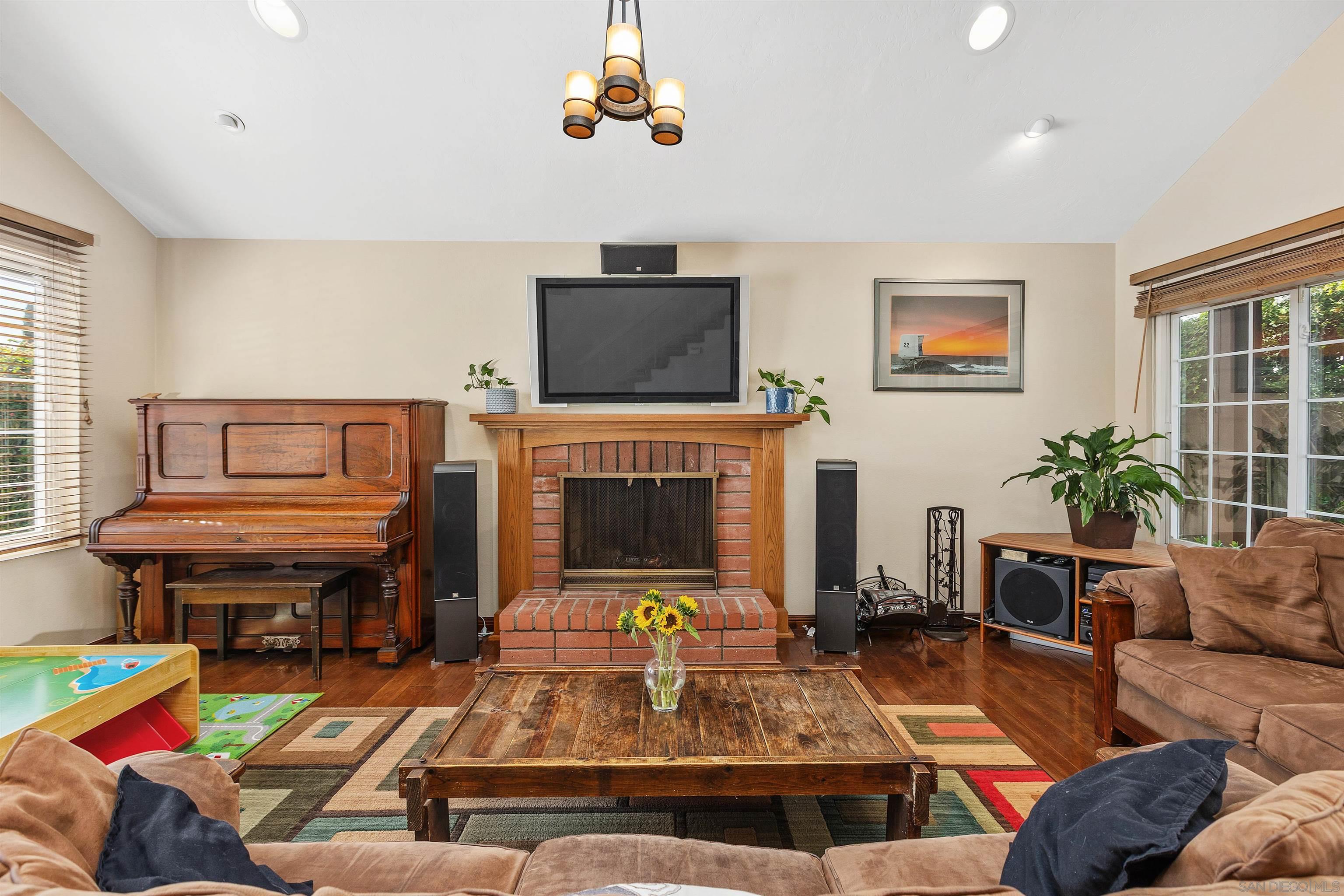 Detail Gallery Image 9 of 32 For 10470  Orozco, San Diego,  CA 92124 - 4 Beds | 2/1 Baths