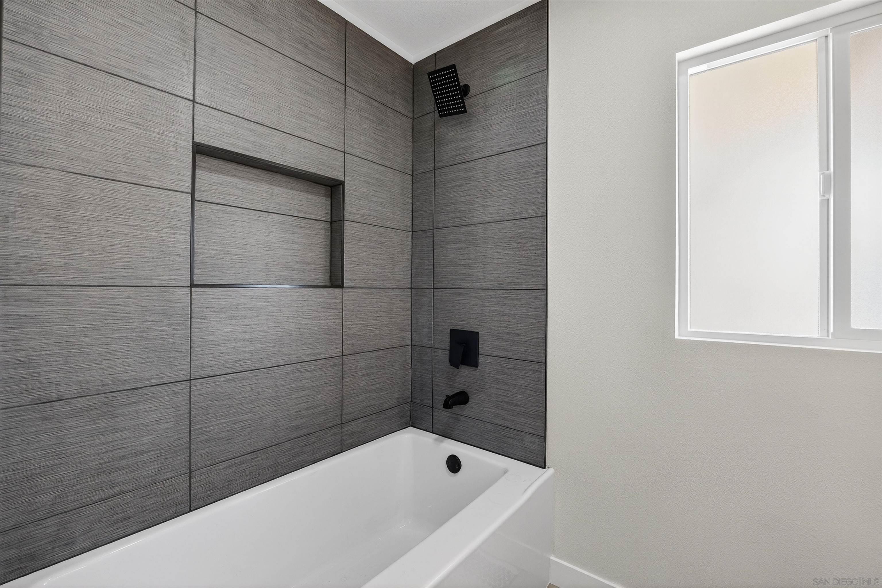 Detail Gallery Image 16 of 43 For 327  Sunswept Street, San Diego,  CA 92114 - 3 Beds | 2 Baths