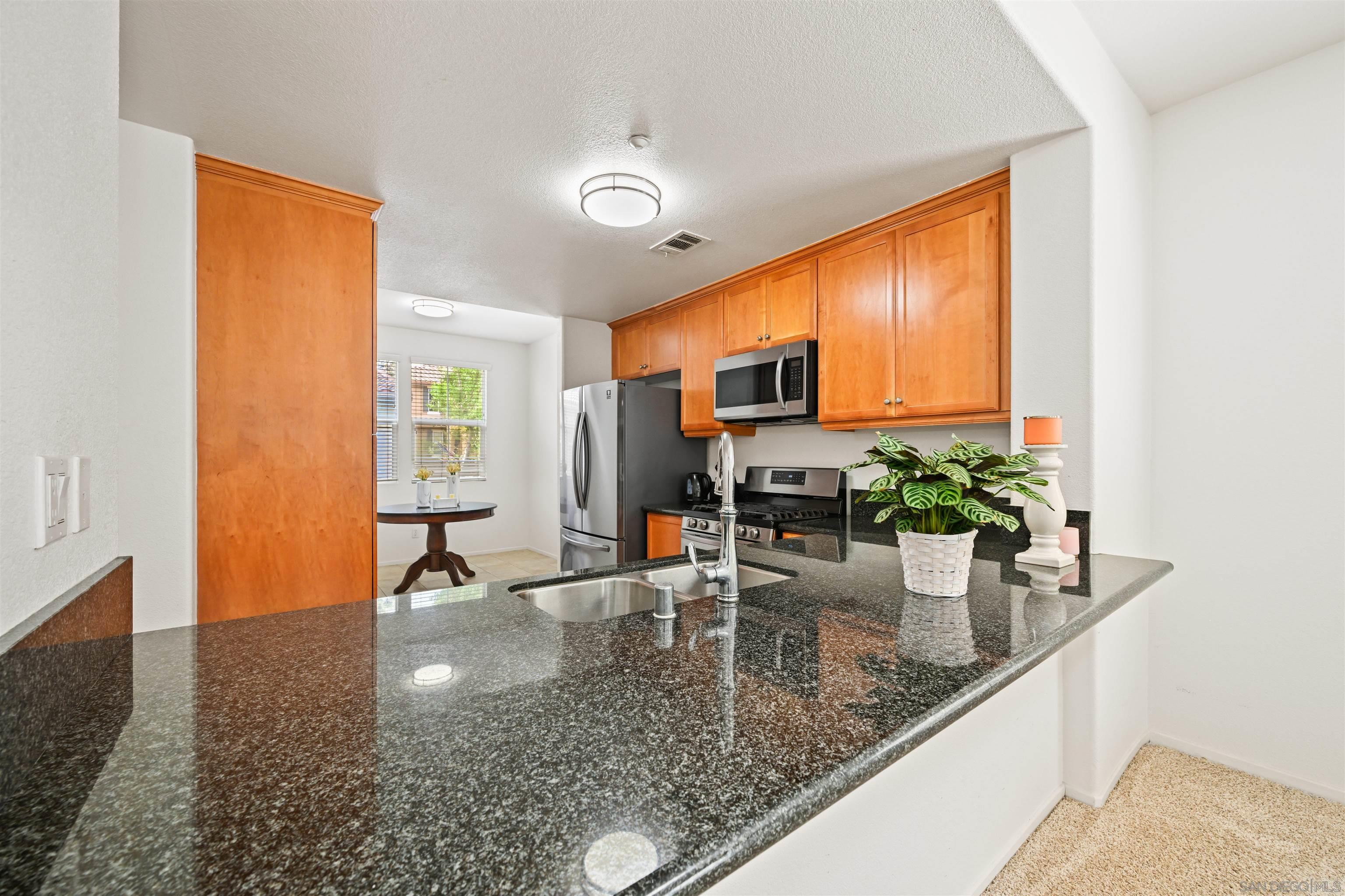 Detail Gallery Image 6 of 31 For 8806  Appleblossom  #6,  Santee,  CA 92071 - 4 Beds | 4 Baths