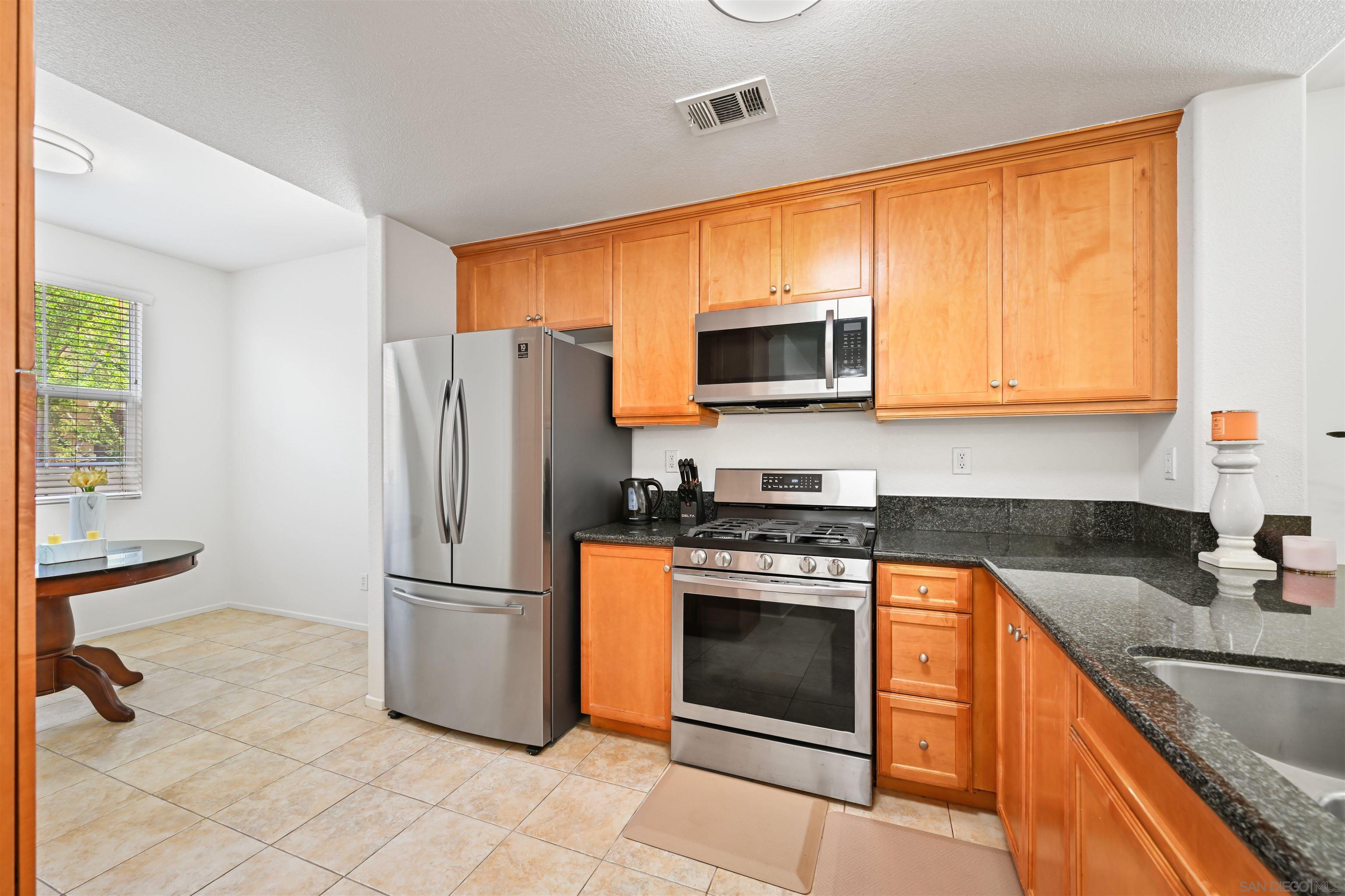 Detail Gallery Image 8 of 31 For 8806  Appleblossom  #6,  Santee,  CA 92071 - 4 Beds | 4 Baths