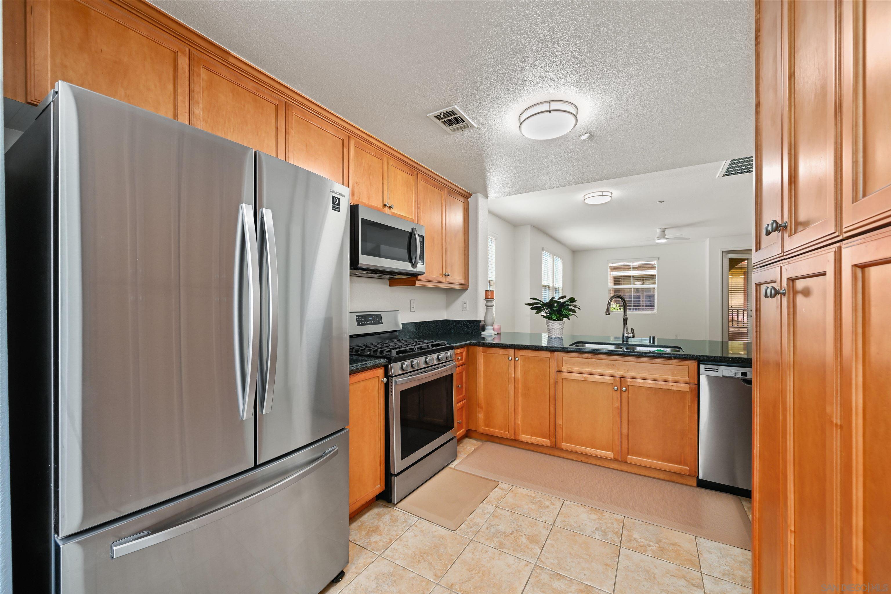 Detail Gallery Image 9 of 31 For 8806  Appleblossom  #6,  Santee,  CA 92071 - 4 Beds | 4 Baths