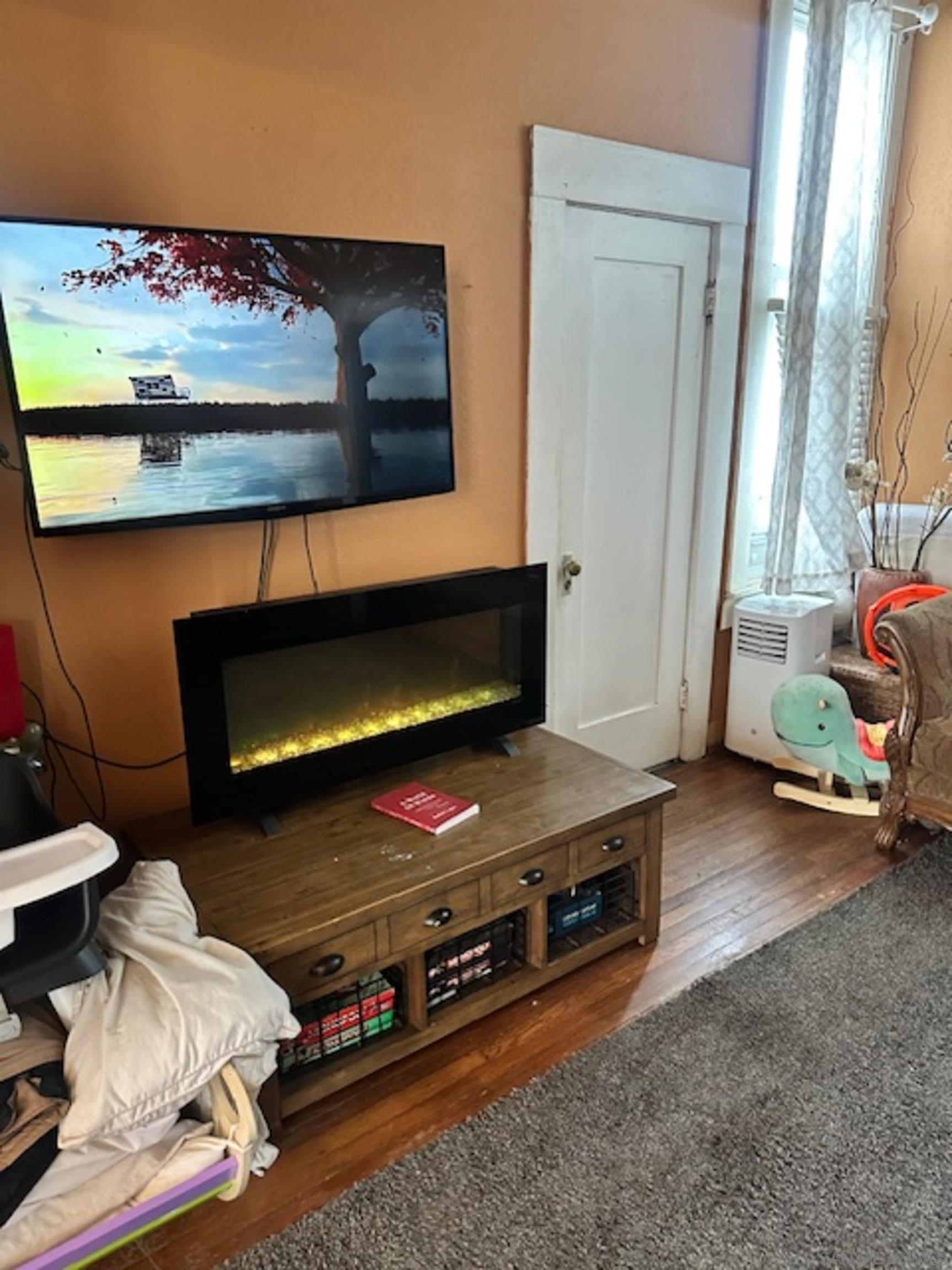 Detail Gallery Image 11 of 19 For 2068  Front St, San Diego,  CA 92101 - 5 Beds | 4 Baths