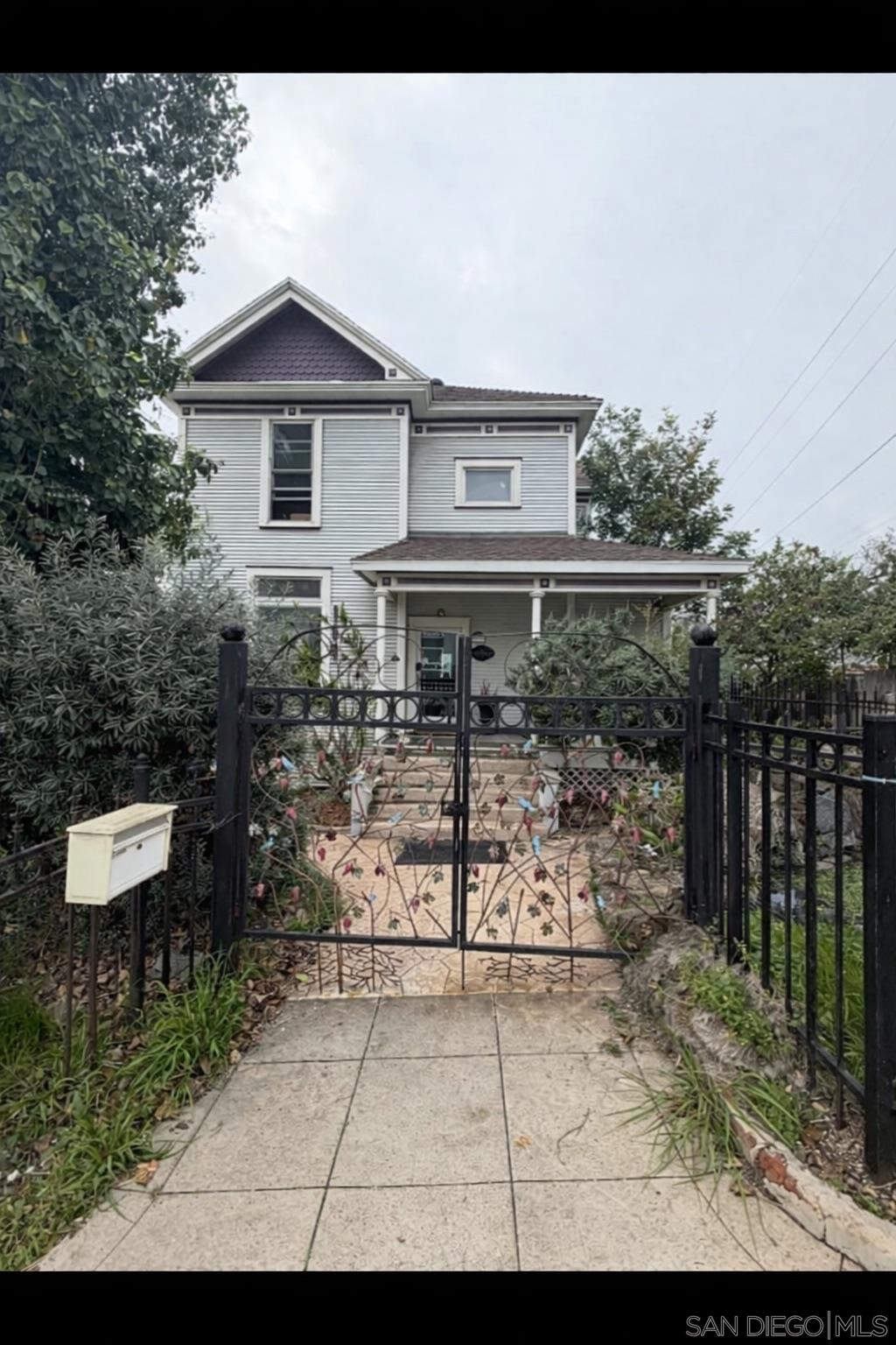 Detail Gallery Image 13 of 19 For 2068  Front St, San Diego,  CA 92101 - 5 Beds | 4 Baths