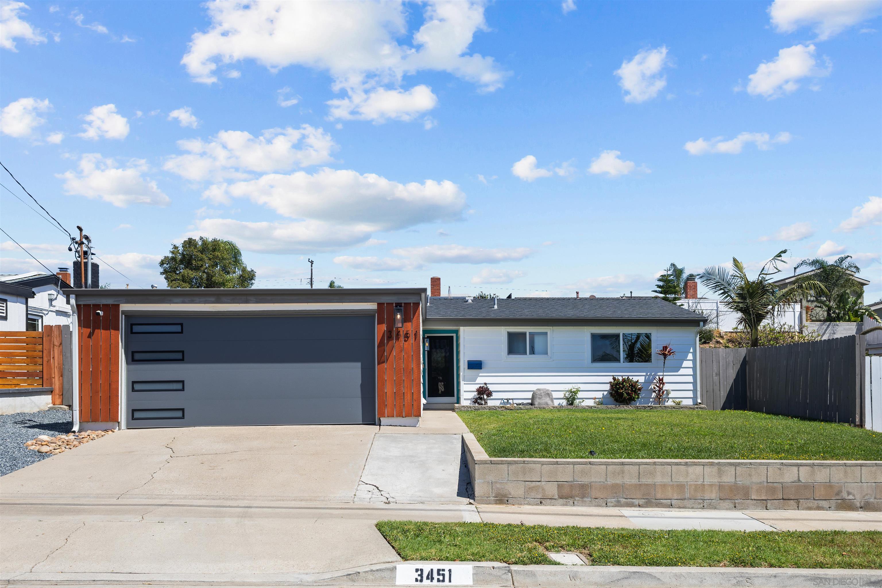 Detail Gallery Image 4 of 41 For 3451  Lockwood Dr, San Diego,  CA 92123 - 3 Beds | 2 Baths