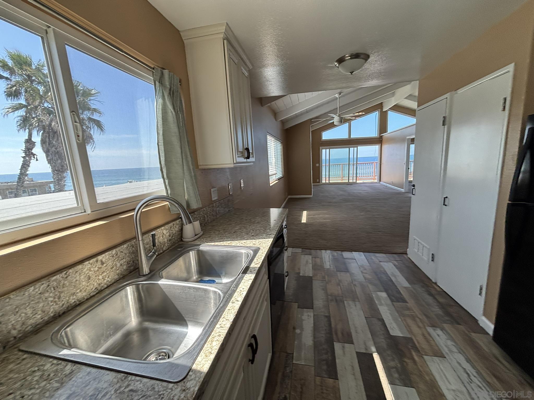 Detail Gallery Image 11 of 17 For 514 S the Strand  D, Oceanside,  CA 92054 - 2 Beds | 1 Baths