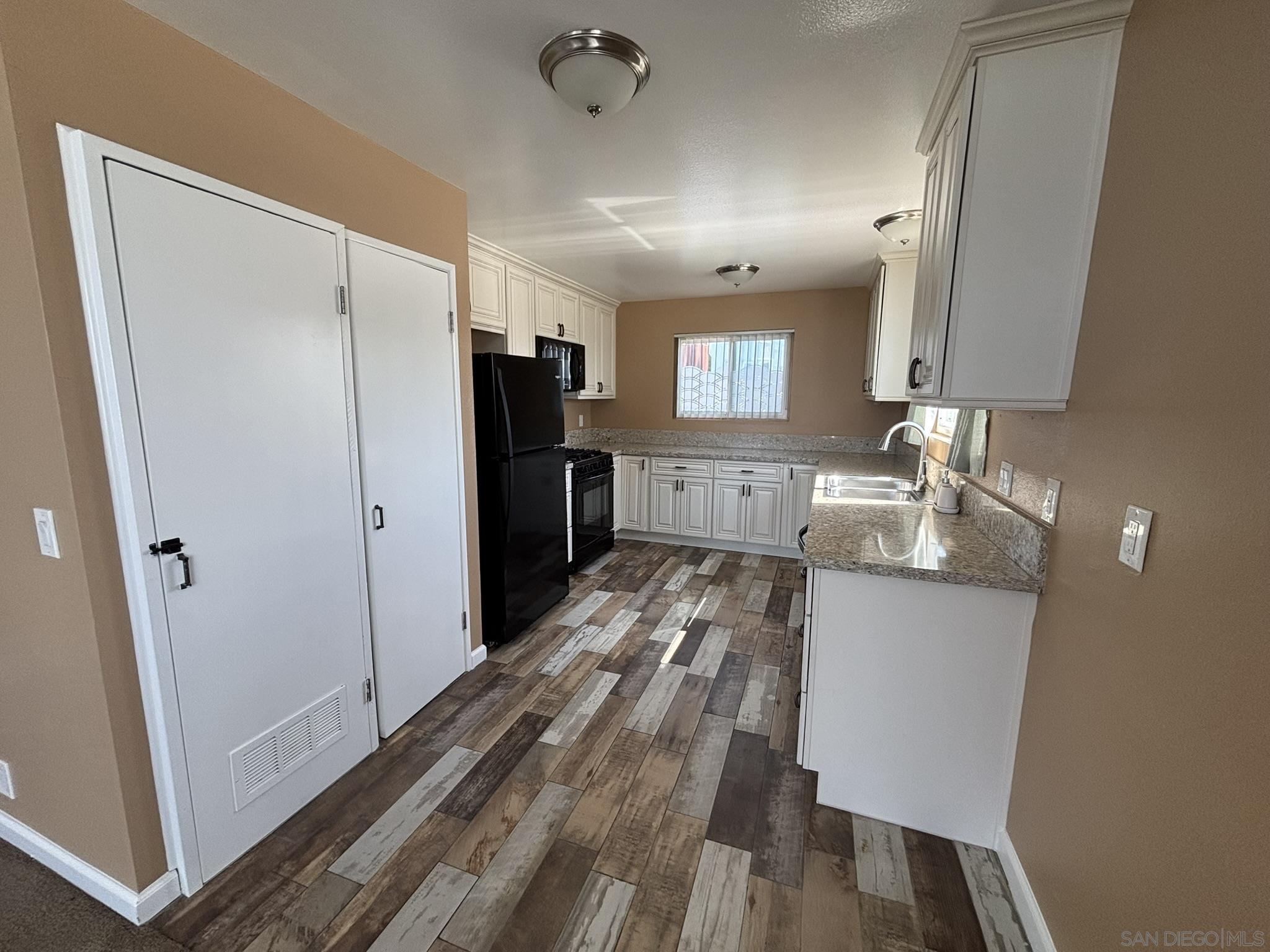 Detail Gallery Image 8 of 17 For 514 S the Strand  D, Oceanside,  CA 92054 - 2 Beds | 1 Baths