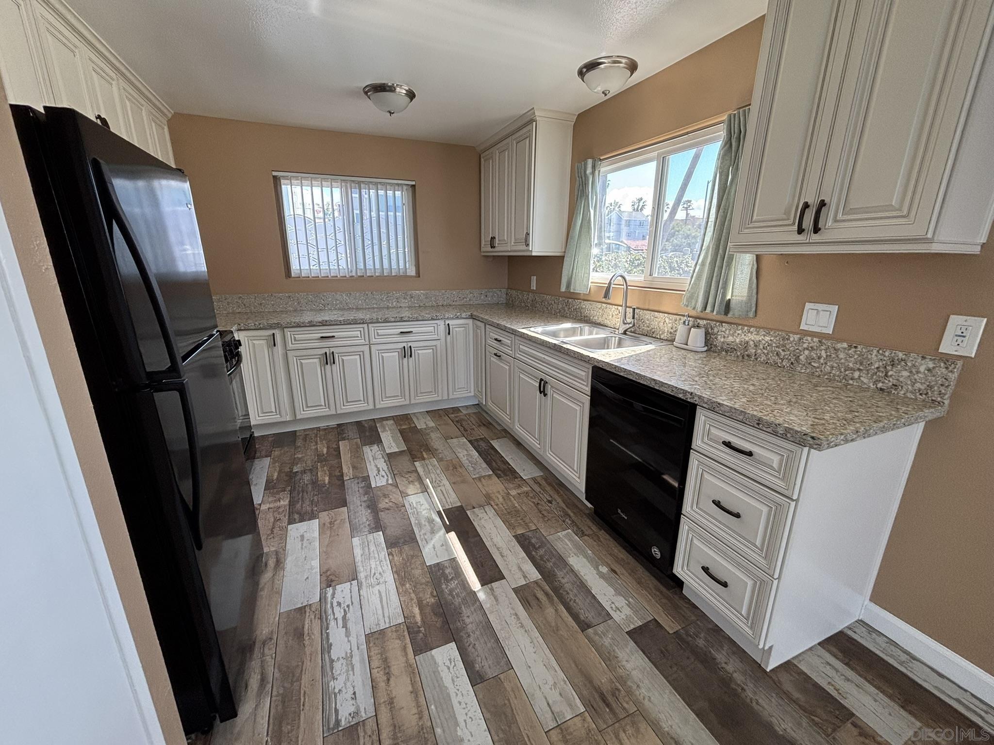 Detail Gallery Image 9 of 17 For 514 S the Strand  D, Oceanside,  CA 92054 - 2 Beds | 1 Baths