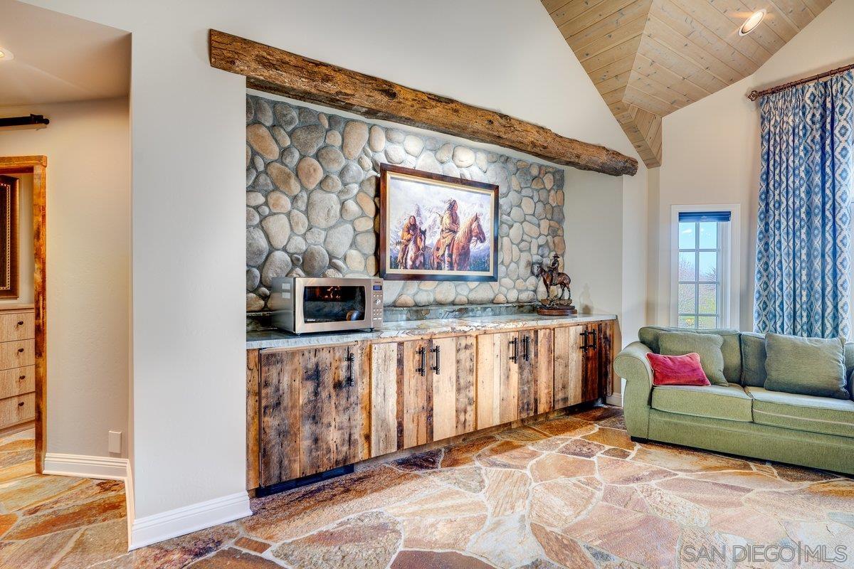 Detail Gallery Image 12 of 75 For 1  Rolling View, Fallbrook,  CA 92028 - 5 Beds | 5/1 Baths