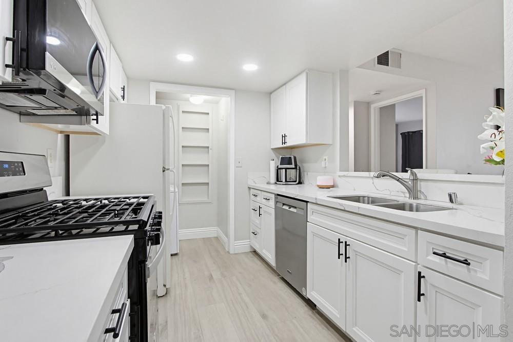 Detail Gallery Image 11 of 33 For 9418  Twin Trails Dr  #102,  San Diego,  CA 92129 - 2 Beds | 2 Baths