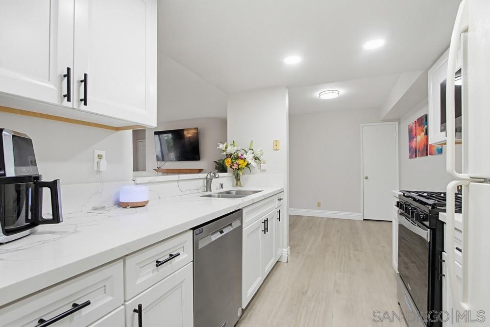 Detail Gallery Image 12 of 33 For 9418  Twin Trails Dr  #102,  San Diego,  CA 92129 - 2 Beds | 2 Baths