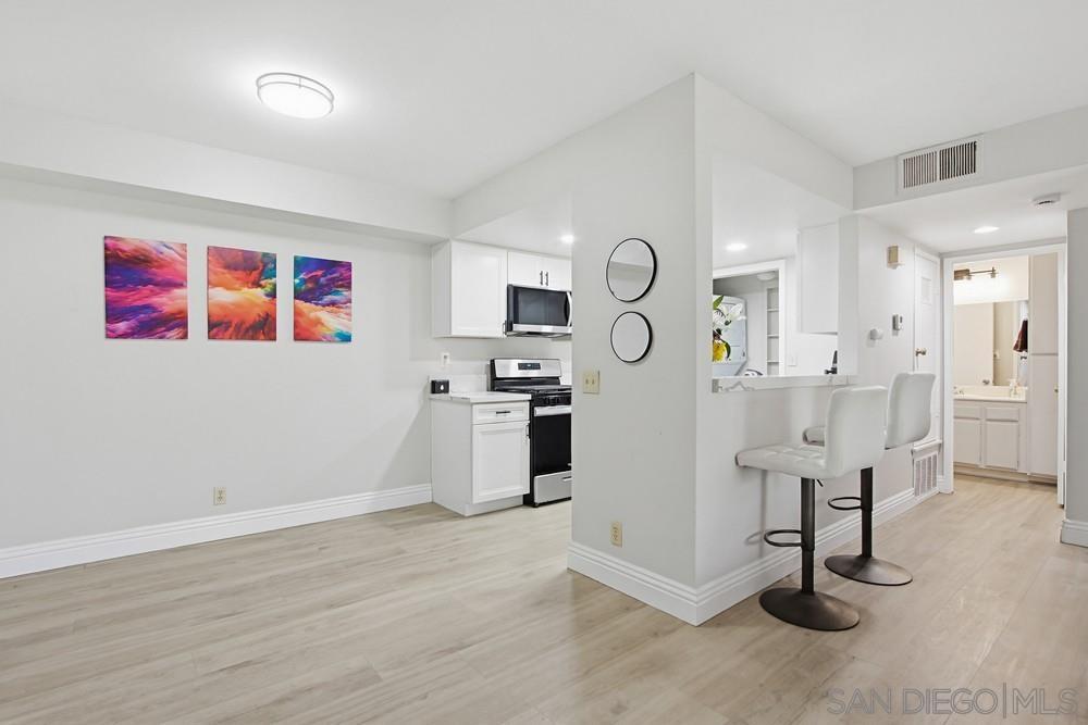 Detail Gallery Image 7 of 33 For 9418  Twin Trails Dr  #102,  San Diego,  CA 92129 - 2 Beds | 2 Baths