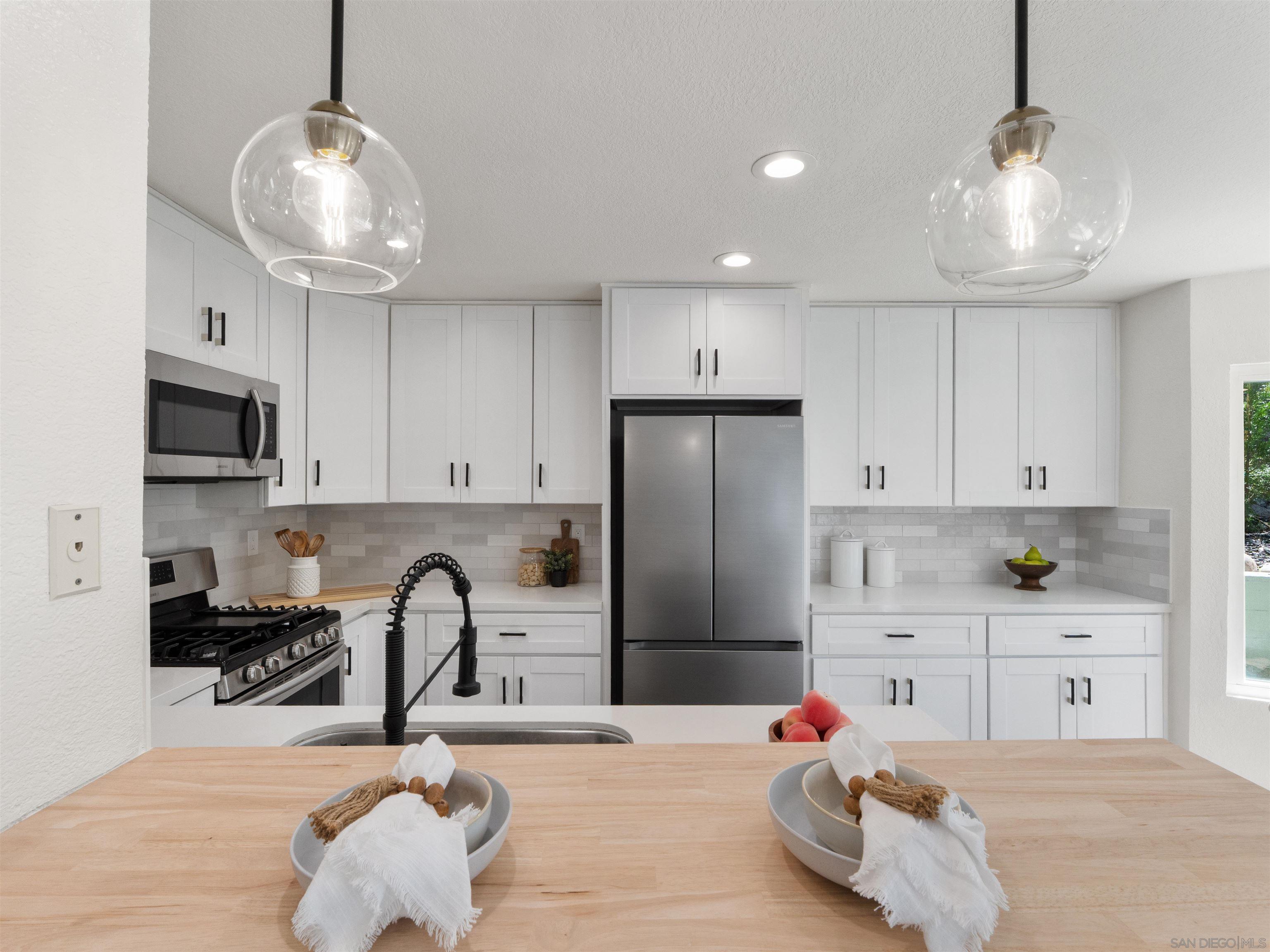 Detail Gallery Image 12 of 40 For 2277  Dunstan, Oceanside,  CA 92054 - 3 Beds | 2/1 Baths