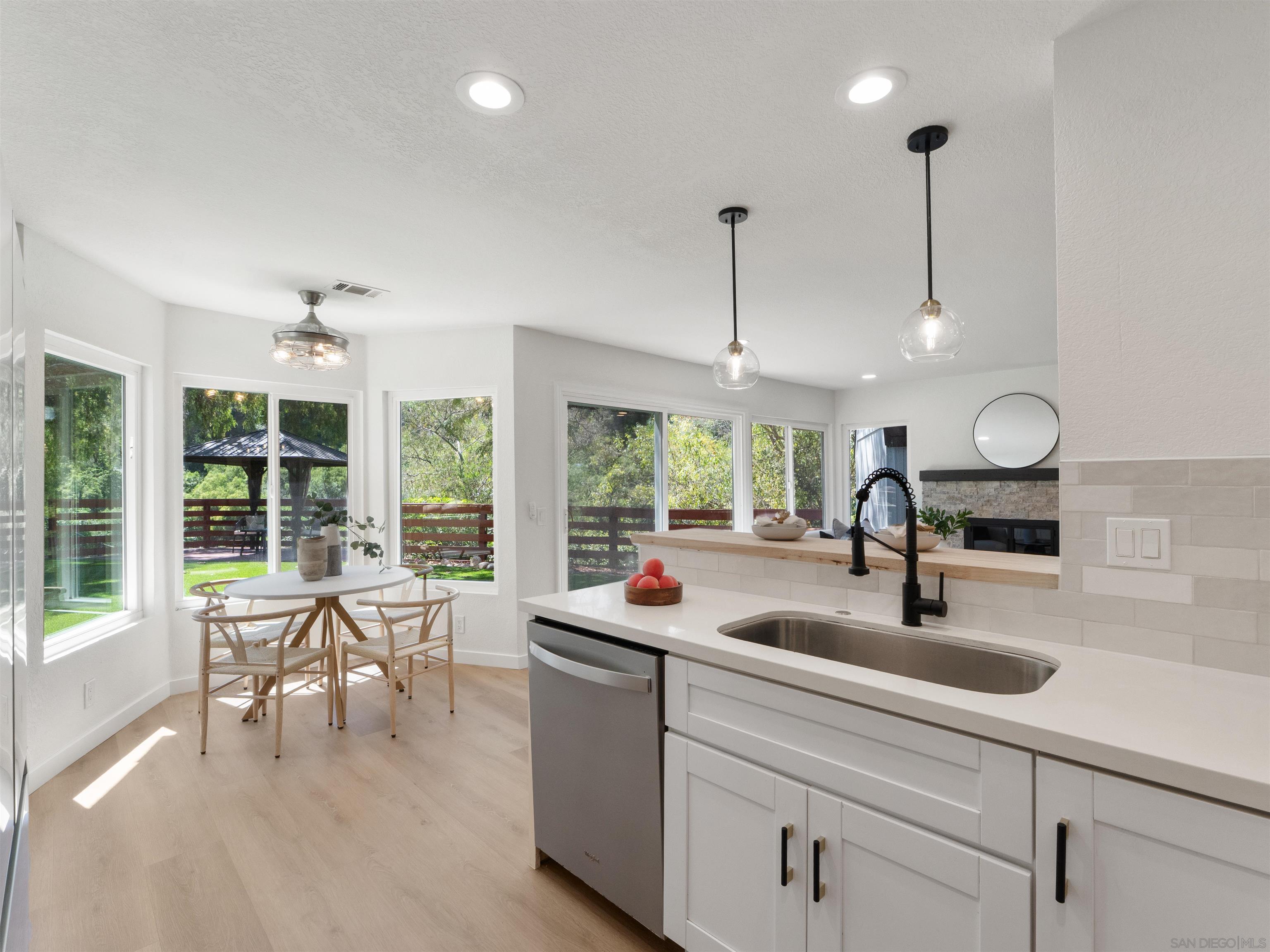 Detail Gallery Image 14 of 40 For 2277  Dunstan, Oceanside,  CA 92054 - 3 Beds | 2/1 Baths