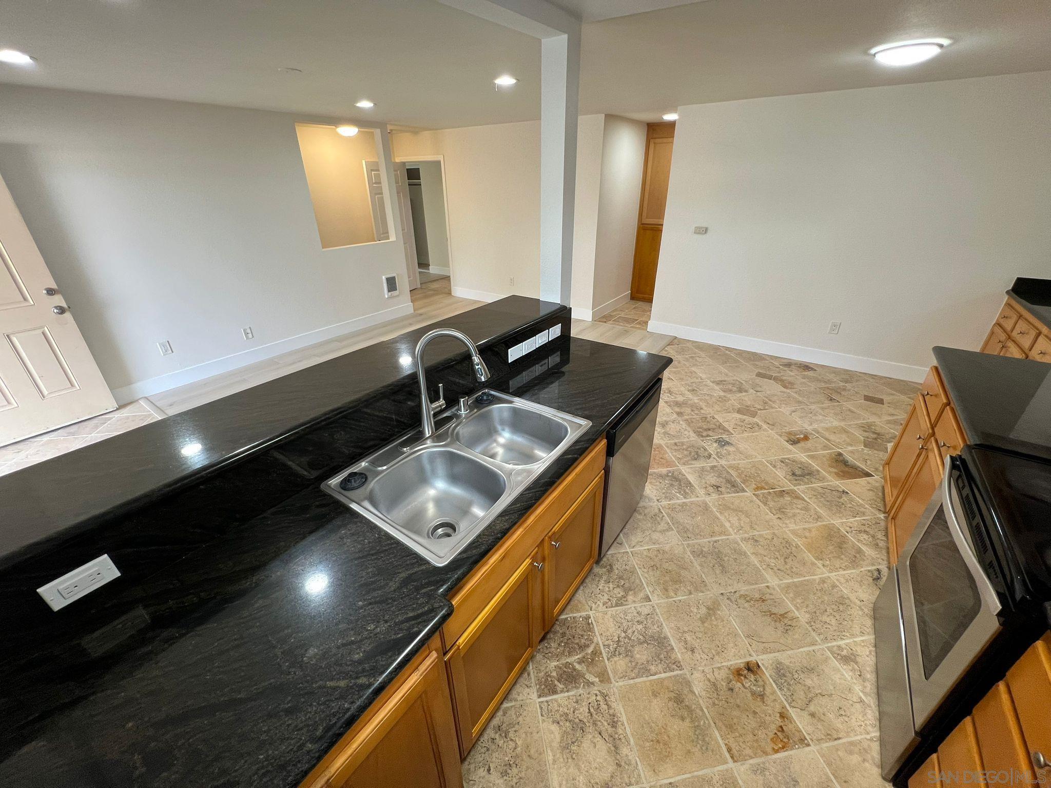 Detail Gallery Image 6 of 19 For 9860  Dale  #D8,  Spring Valley,  CA 91977 - 2 Beds | 2 Baths