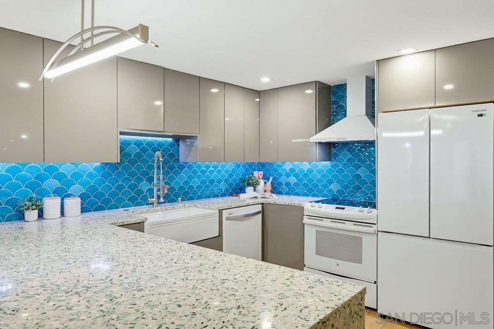 Detail Gallery Image 3 of 72 For 3916  Riviera Dr Unit 504, San Diego,  CA 92109 - 2 Beds | 2 Baths