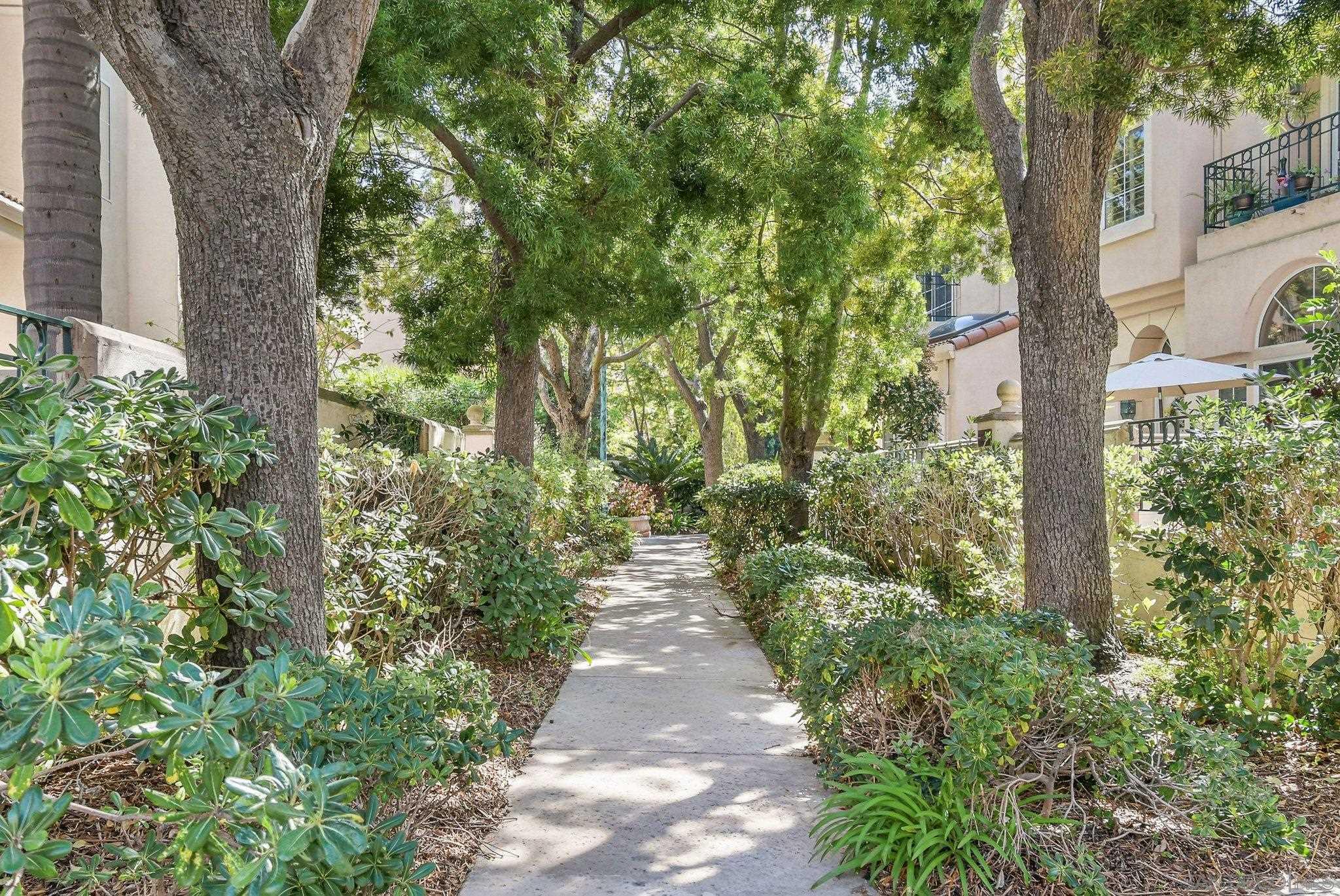 Detail Gallery Image 2 of 49 For 5117  Renaissance Ave  #D,  San Diego,  CA 92122 - 3 Beds | 2/1 Baths