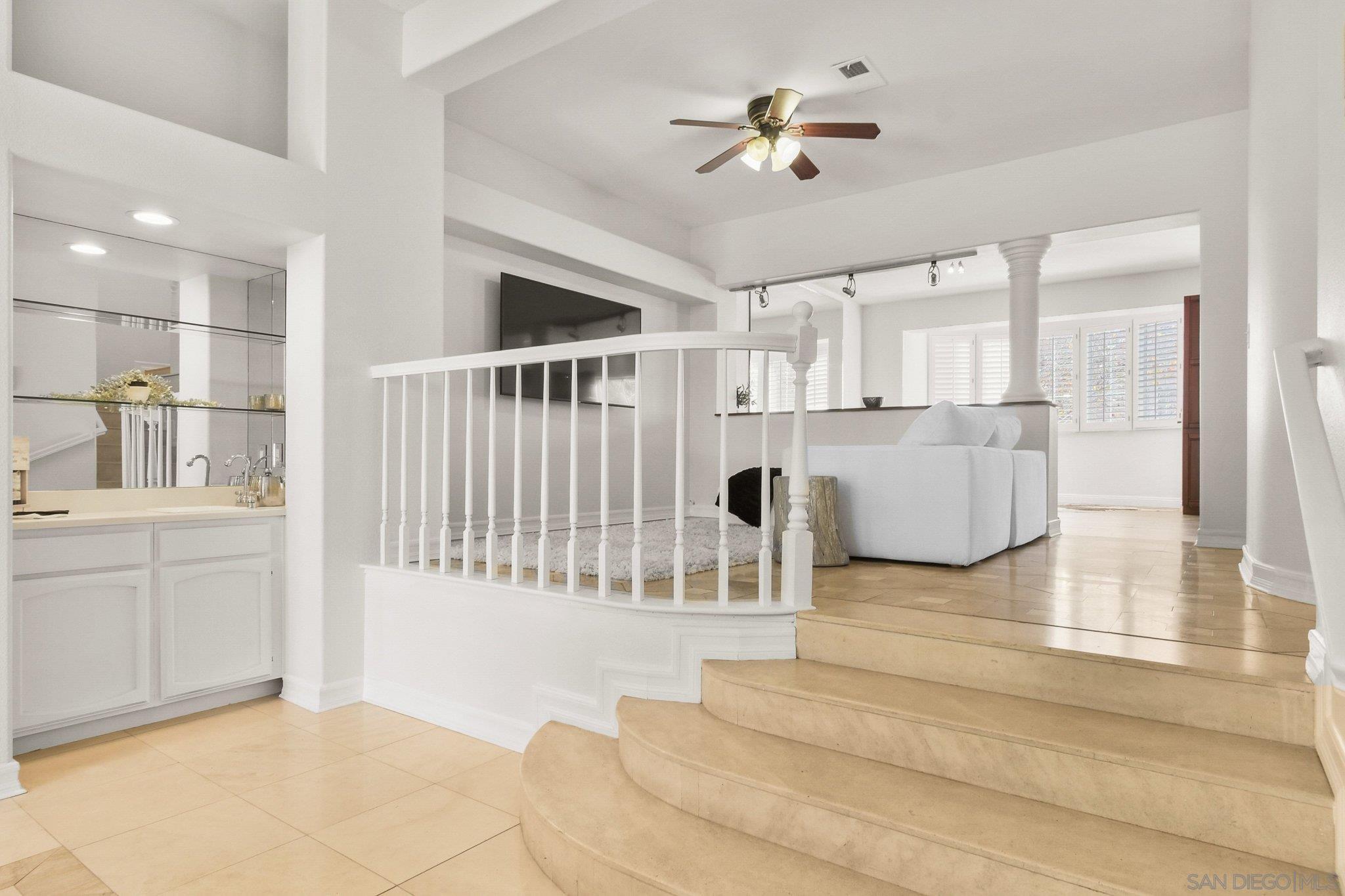 Detail Gallery Image 14 of 49 For 5117  Renaissance Ave  #D,  San Diego,  CA 92122 - 3 Beds | 2/1 Baths