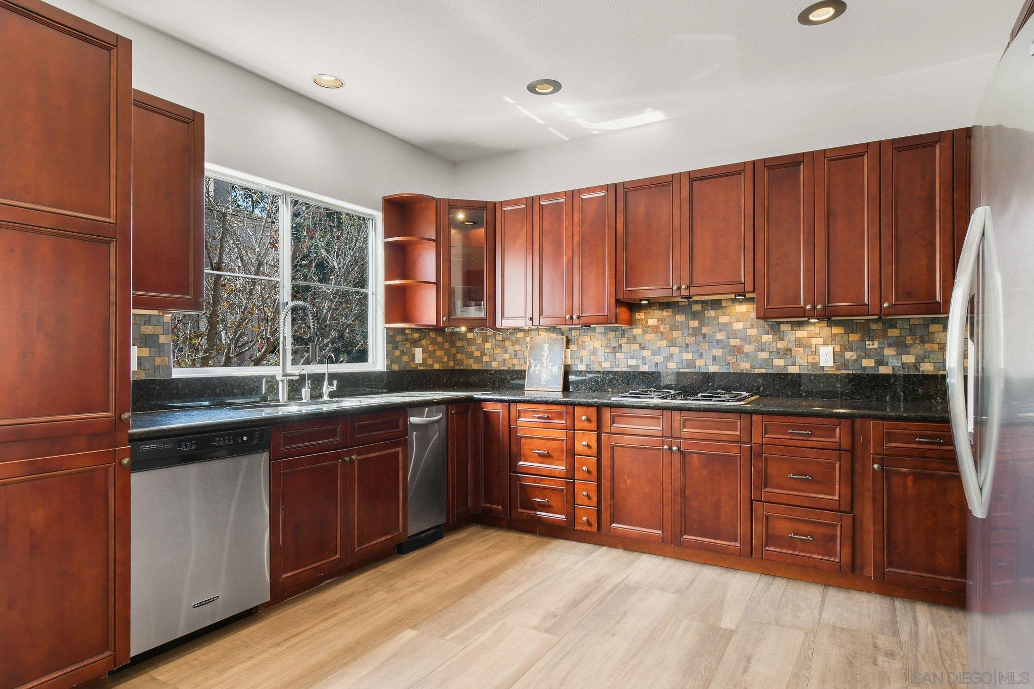 Detail Gallery Image 18 of 49 For 5117  Renaissance Ave  #D,  San Diego,  CA 92122 - 3 Beds | 2/1 Baths