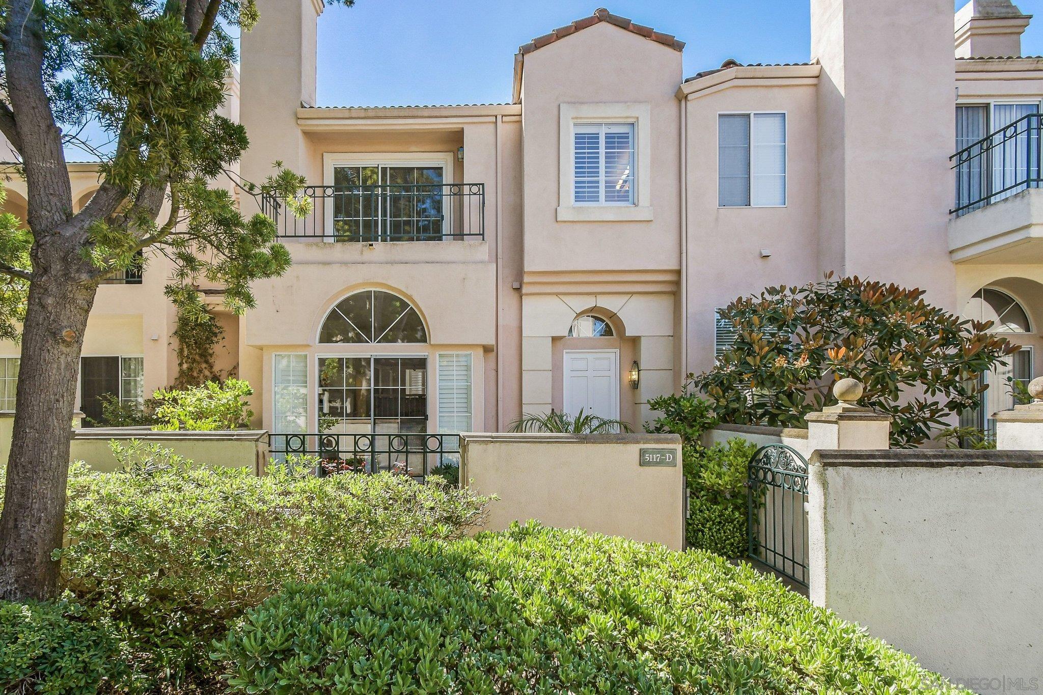 Detail Gallery Image 3 of 49 For 5117  Renaissance Ave  #D,  San Diego,  CA 92122 - 3 Beds | 2/1 Baths