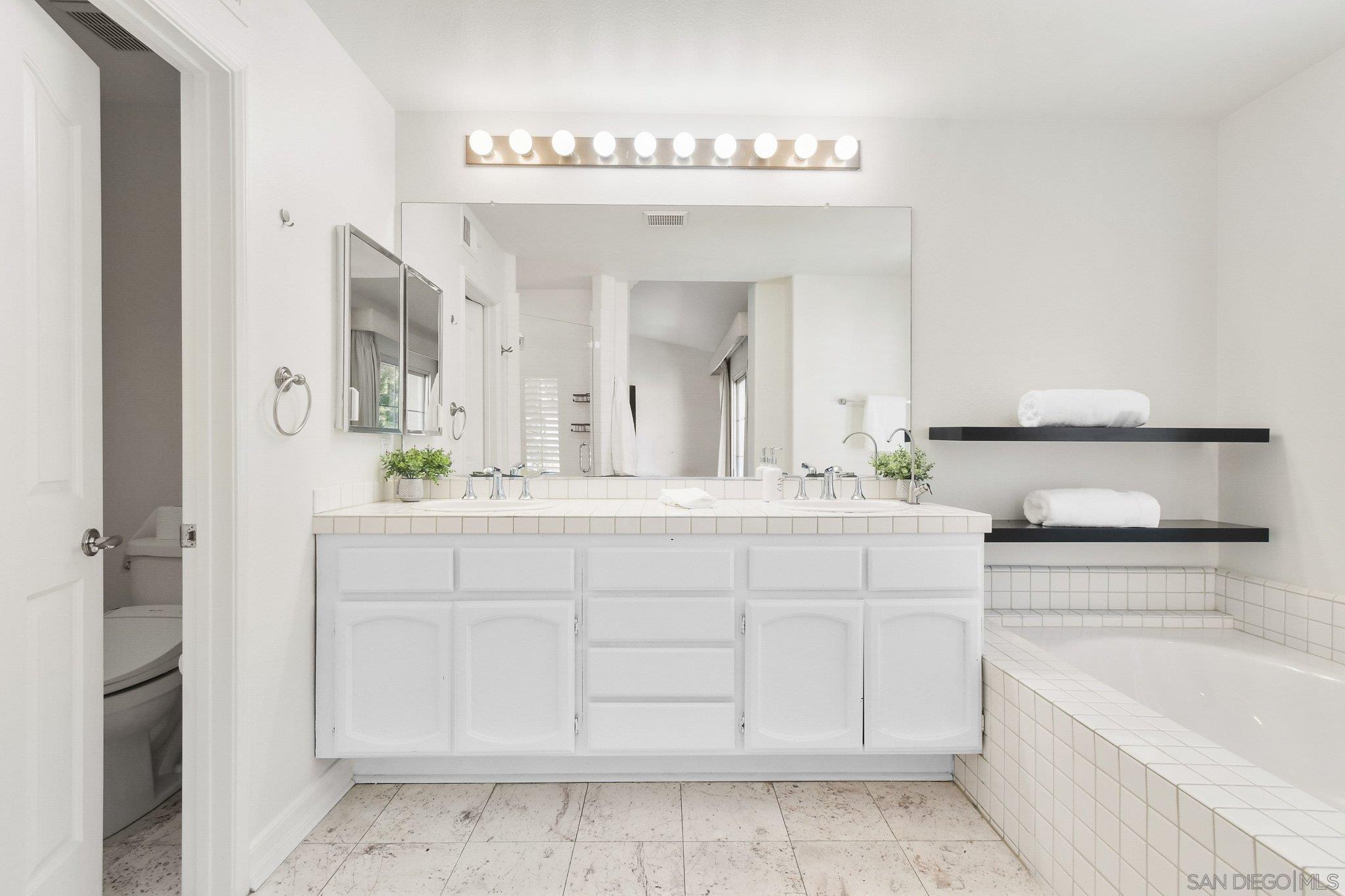 Detail Gallery Image 25 of 49 For 5117  Renaissance Ave  #D,  San Diego,  CA 92122 - 3 Beds | 2/1 Baths