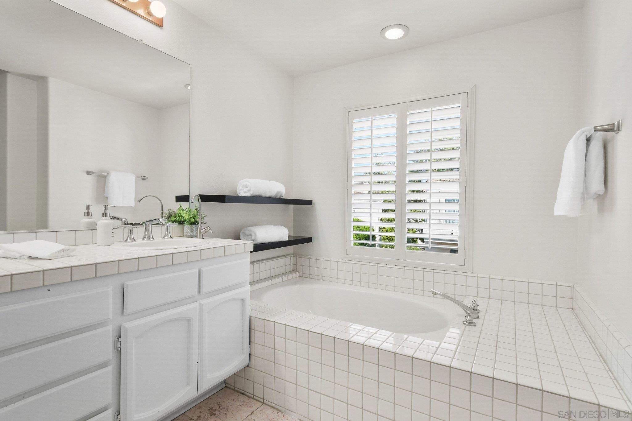 Detail Gallery Image 26 of 49 For 5117  Renaissance Ave  #D,  San Diego,  CA 92122 - 3 Beds | 2/1 Baths