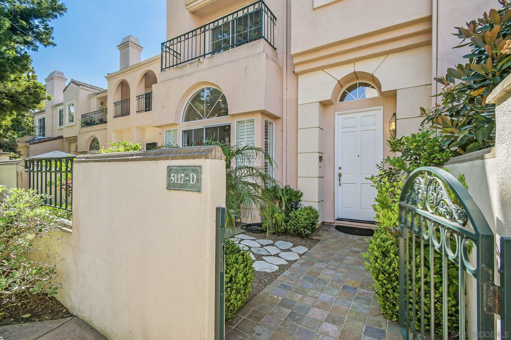 Detail Gallery Image 4 of 49 For 5117  Renaissance Ave  #D,  San Diego,  CA 92122 - 3 Beds | 2/1 Baths