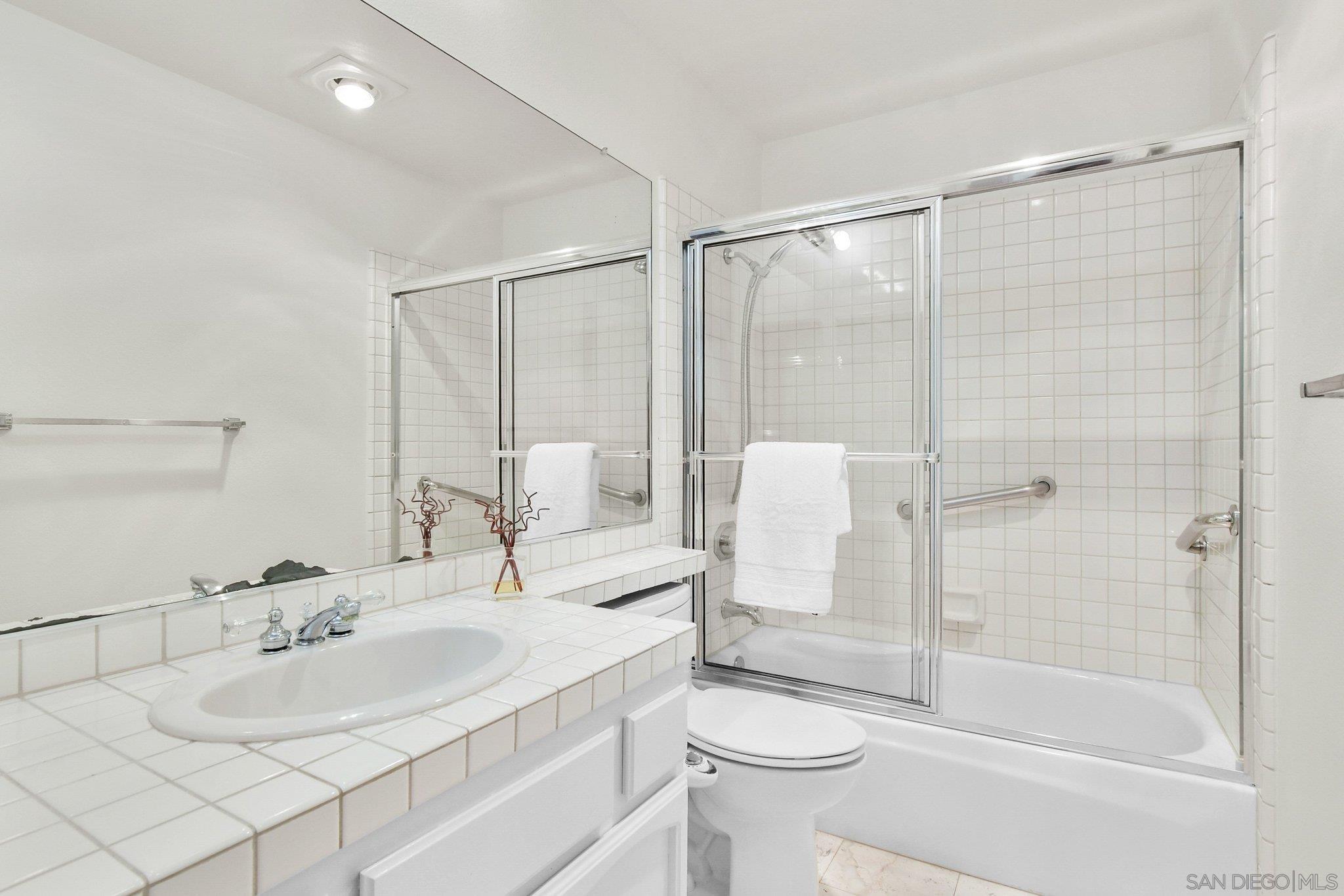 Detail Gallery Image 31 of 49 For 5117  Renaissance Ave  #D,  San Diego,  CA 92122 - 3 Beds | 2/1 Baths