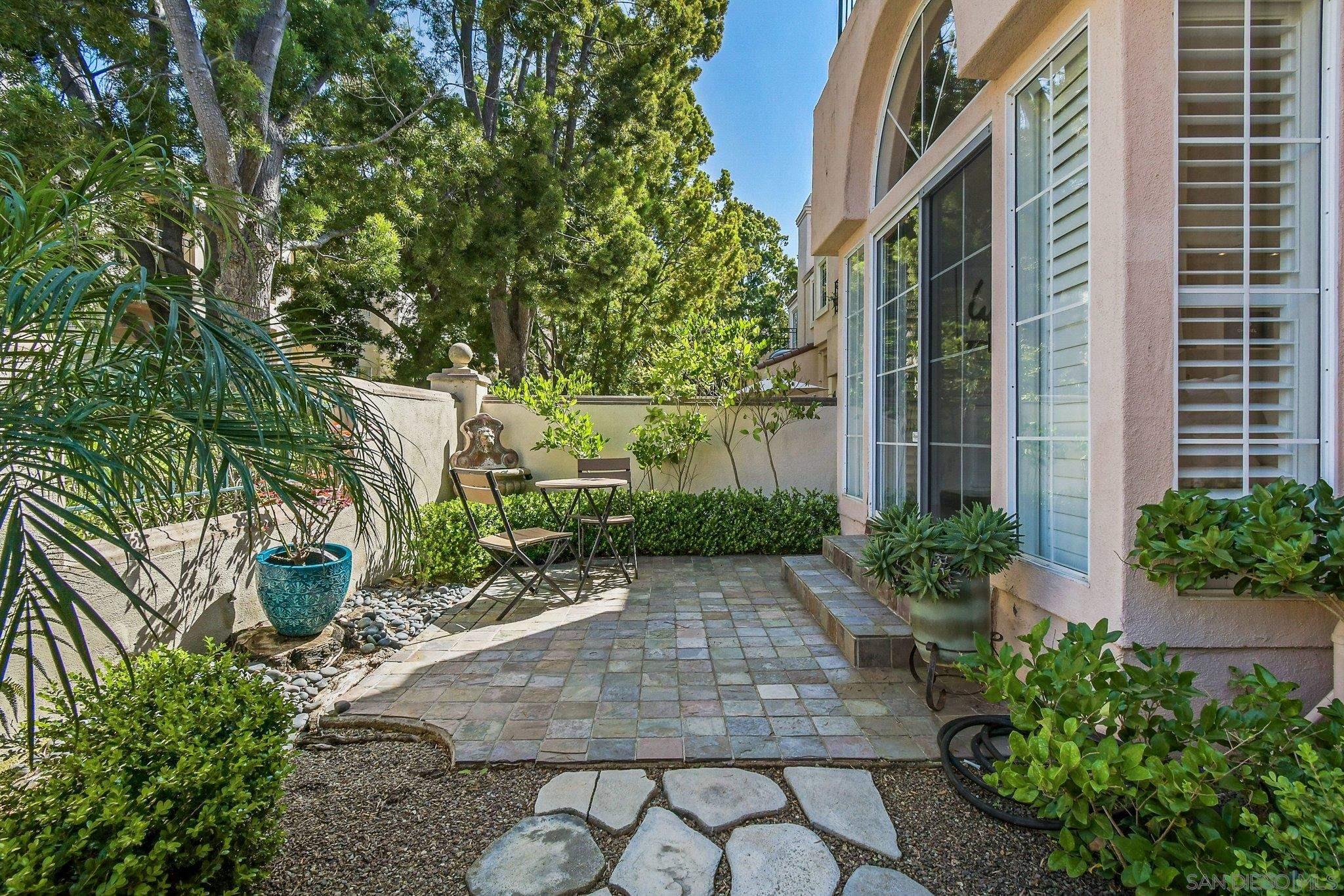 Detail Gallery Image 5 of 49 For 5117  Renaissance Ave  #D,  San Diego,  CA 92122 - 3 Beds | 2/1 Baths