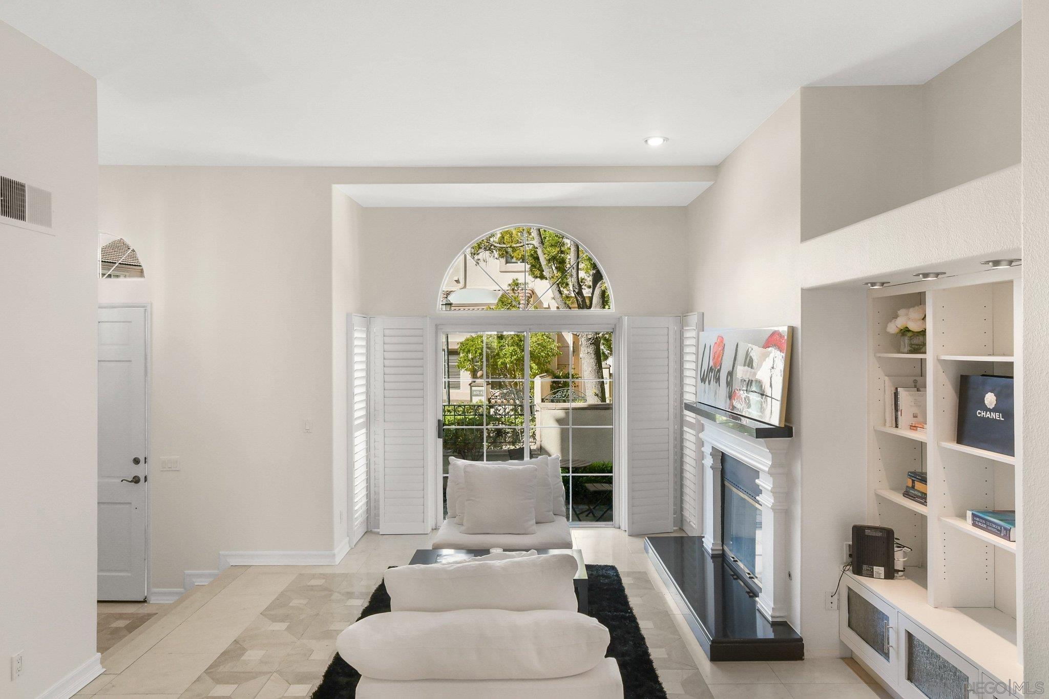 Detail Gallery Image 10 of 49 For 5117  Renaissance Ave  #D,  San Diego,  CA 92122 - 3 Beds | 2/1 Baths