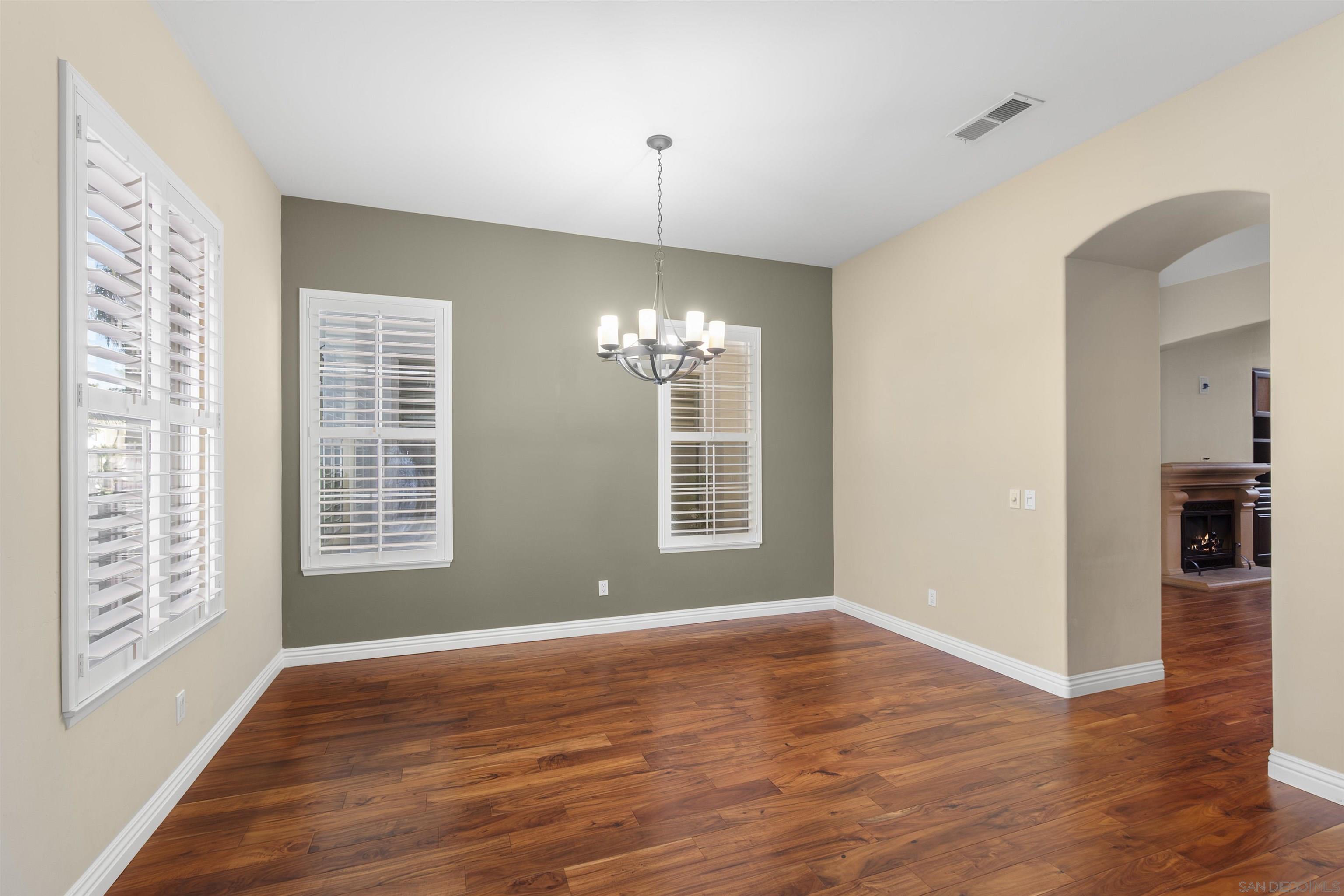 Detail Gallery Image 11 of 54 For 2873 W Bainbridge Rd., San Diego,  CA 92106 - 4 Beds | 3 Baths