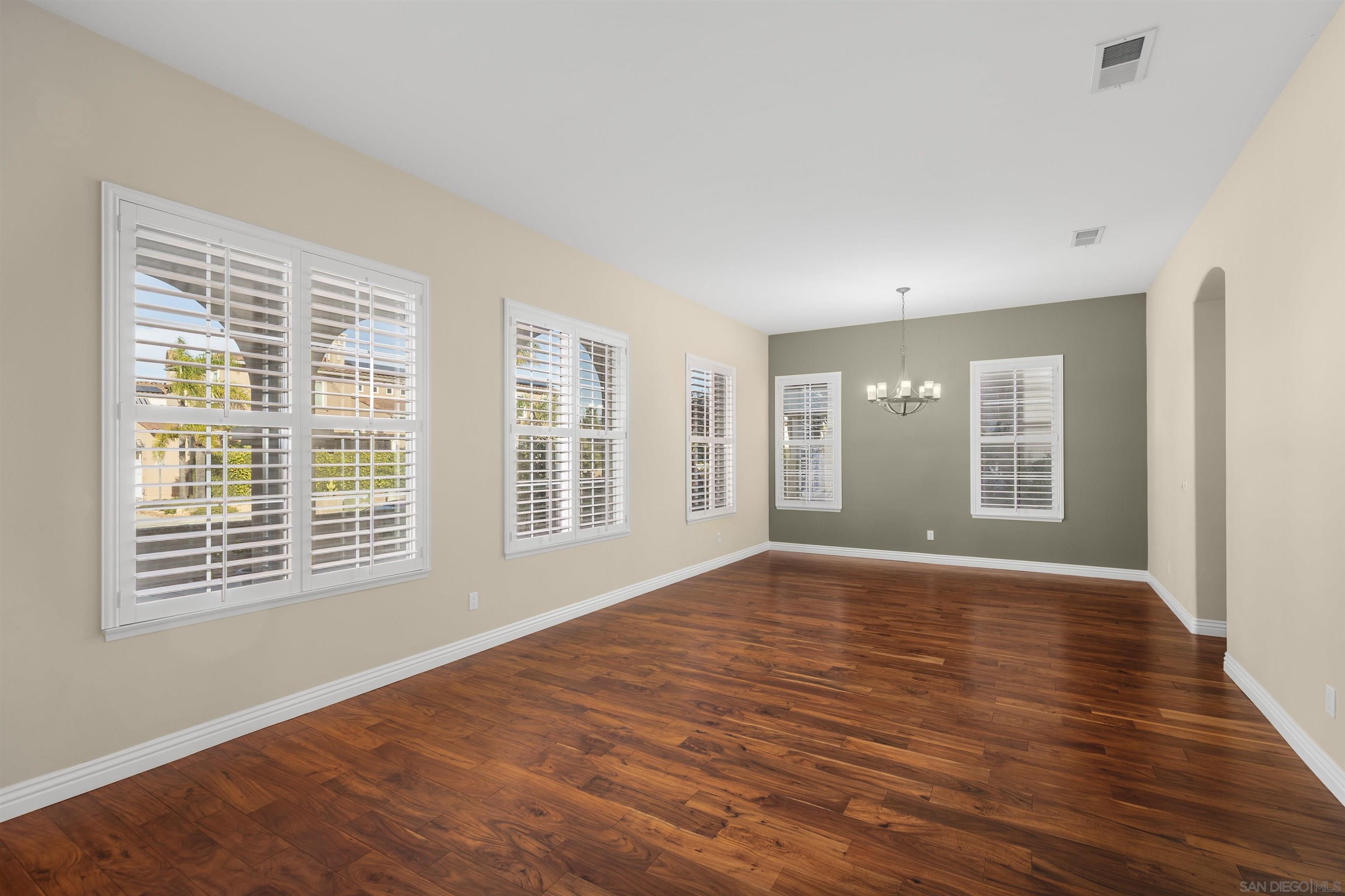 Detail Gallery Image 9 of 54 For 2873 W Bainbridge Rd., San Diego,  CA 92106 - 4 Beds | 3 Baths