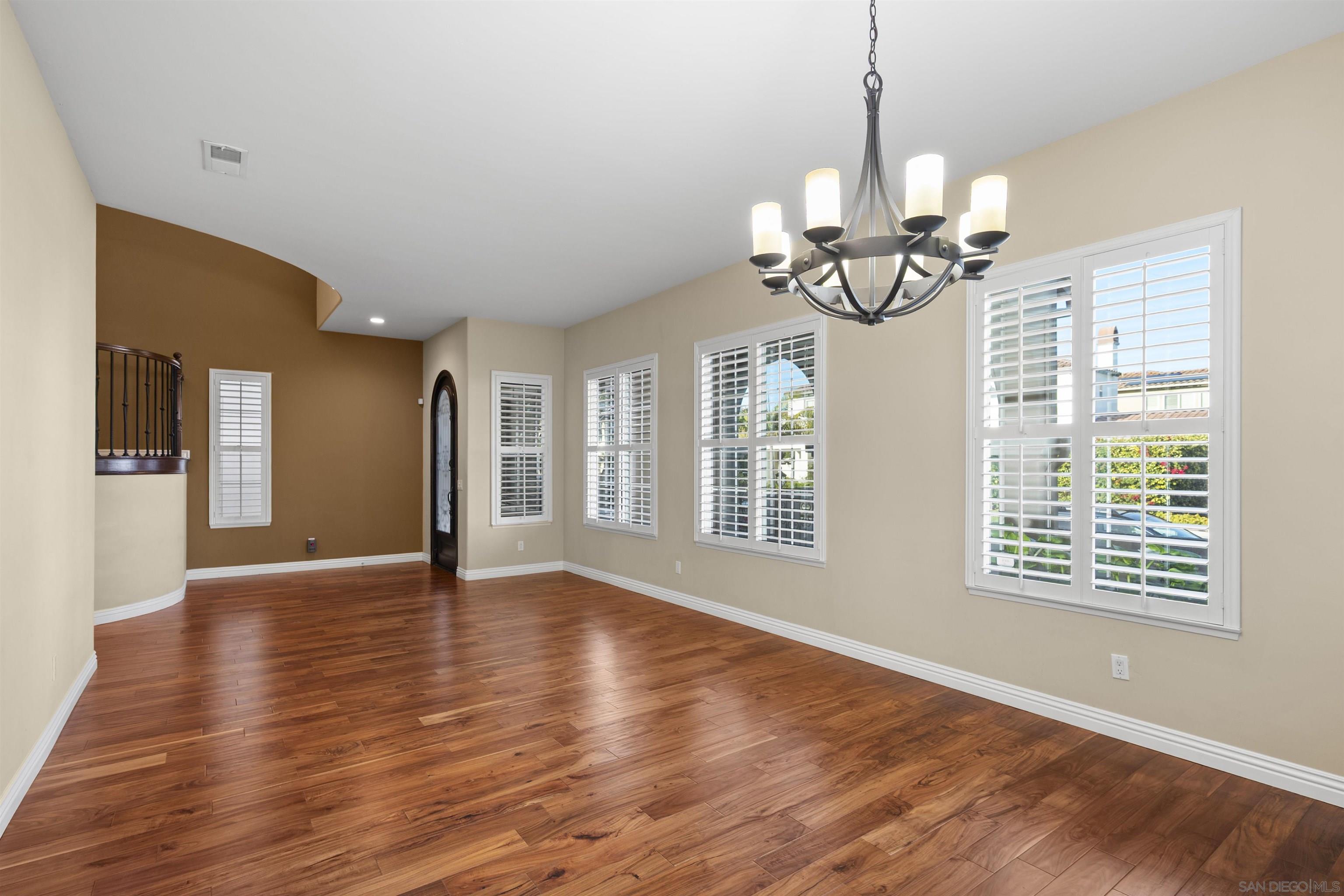 Detail Gallery Image 10 of 54 For 2873 W Bainbridge Rd., San Diego,  CA 92106 - 4 Beds | 3 Baths