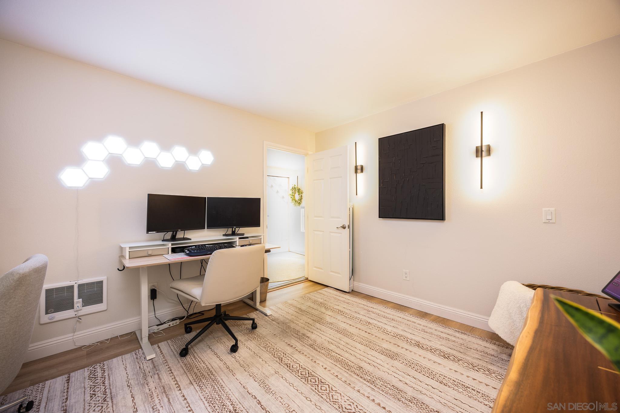 Detail Gallery Image 12 of 31 For 832  Kalpati Cir  #E,  Carlsbad,  CA 92008 - 3 Beds | 2/1 Baths