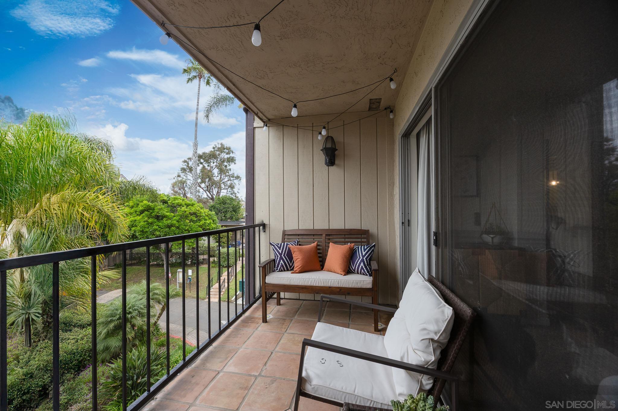 Detail Gallery Image 14 of 31 For 832  Kalpati Cir  #E,  Carlsbad,  CA 92008 - 3 Beds | 2/1 Baths