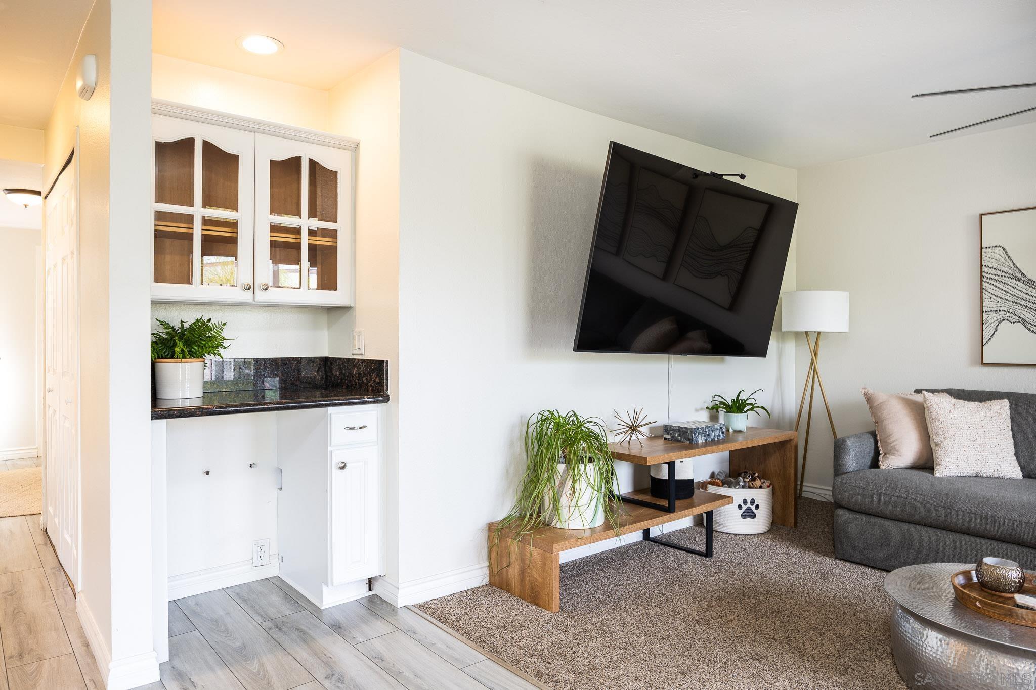 Detail Gallery Image 3 of 31 For 832  Kalpati Cir  #E,  Carlsbad,  CA 92008 - 3 Beds | 2/1 Baths