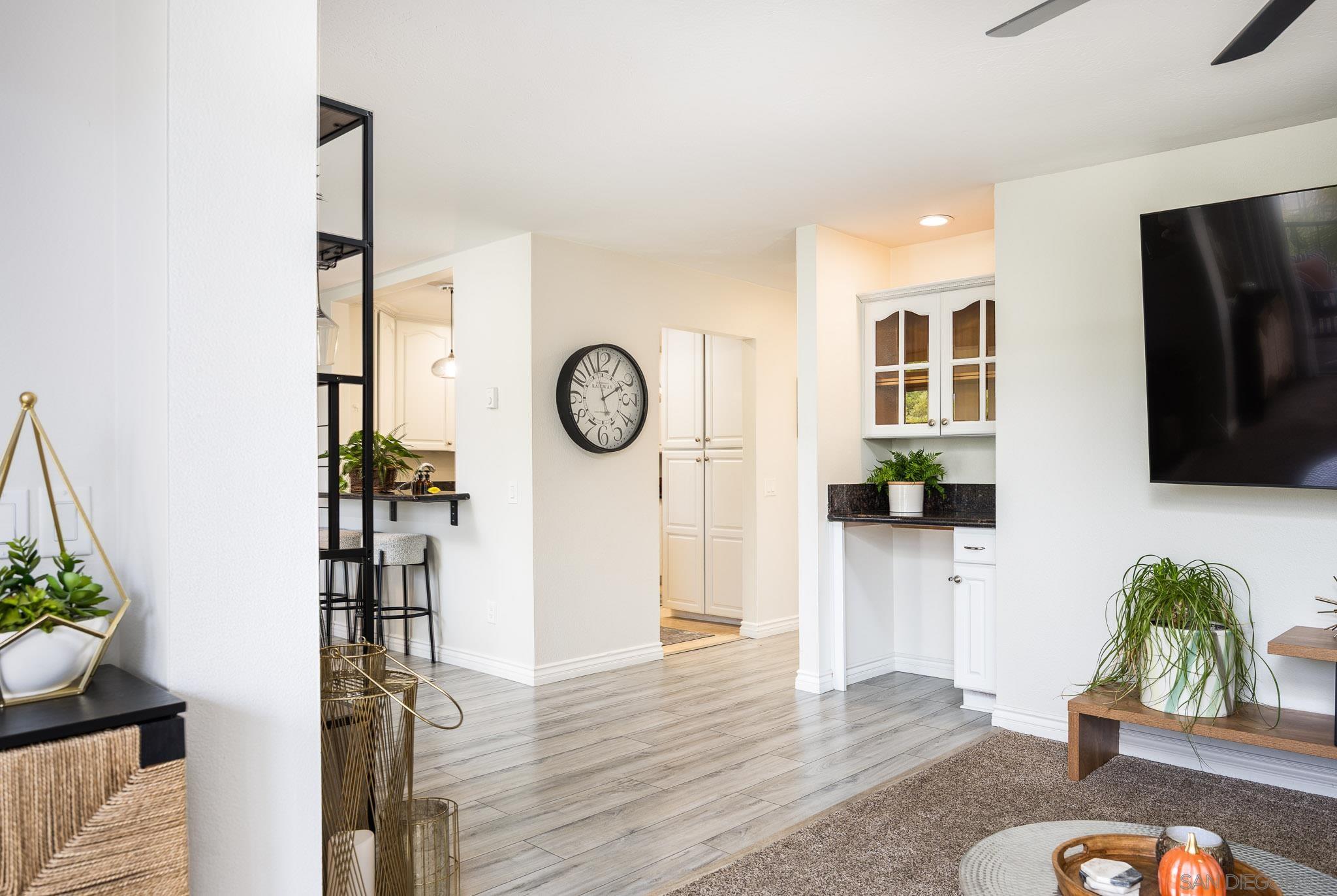 Detail Gallery Image 4 of 31 For 832  Kalpati Cir  #E,  Carlsbad,  CA 92008 - 3 Beds | 2/1 Baths