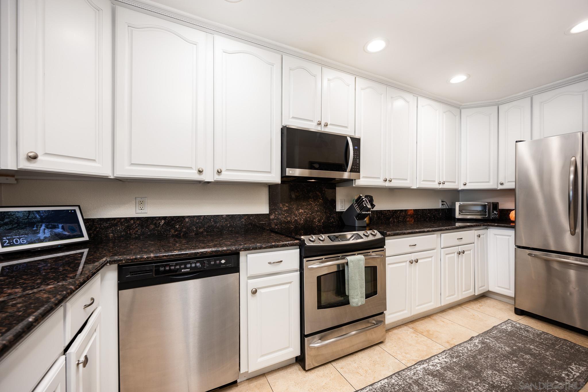 Detail Gallery Image 6 of 31 For 832  Kalpati Cir  #E,  Carlsbad,  CA 92008 - 3 Beds | 2/1 Baths