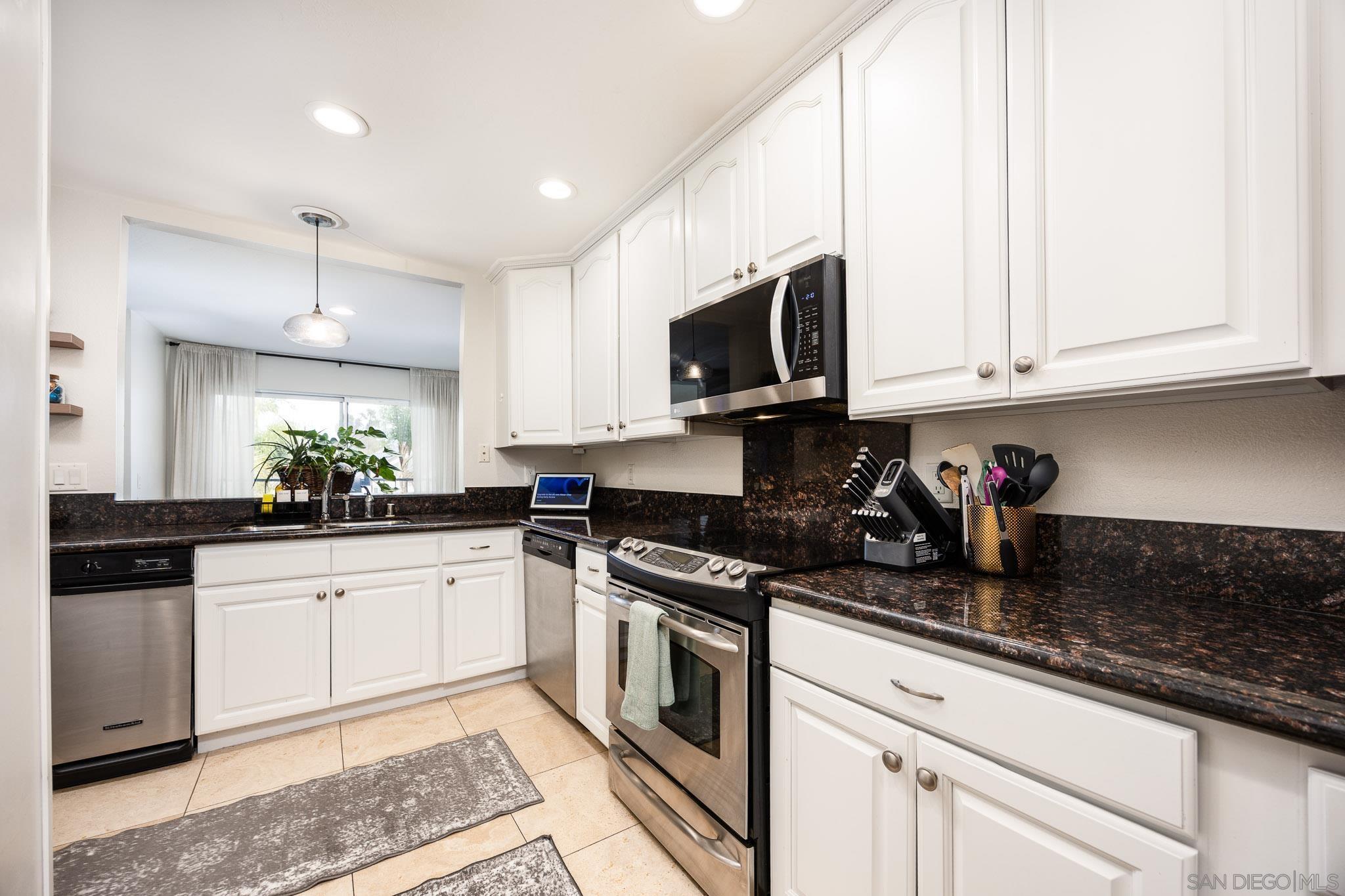 Detail Gallery Image 7 of 31 For 832  Kalpati Cir  #E,  Carlsbad,  CA 92008 - 3 Beds | 2/1 Baths