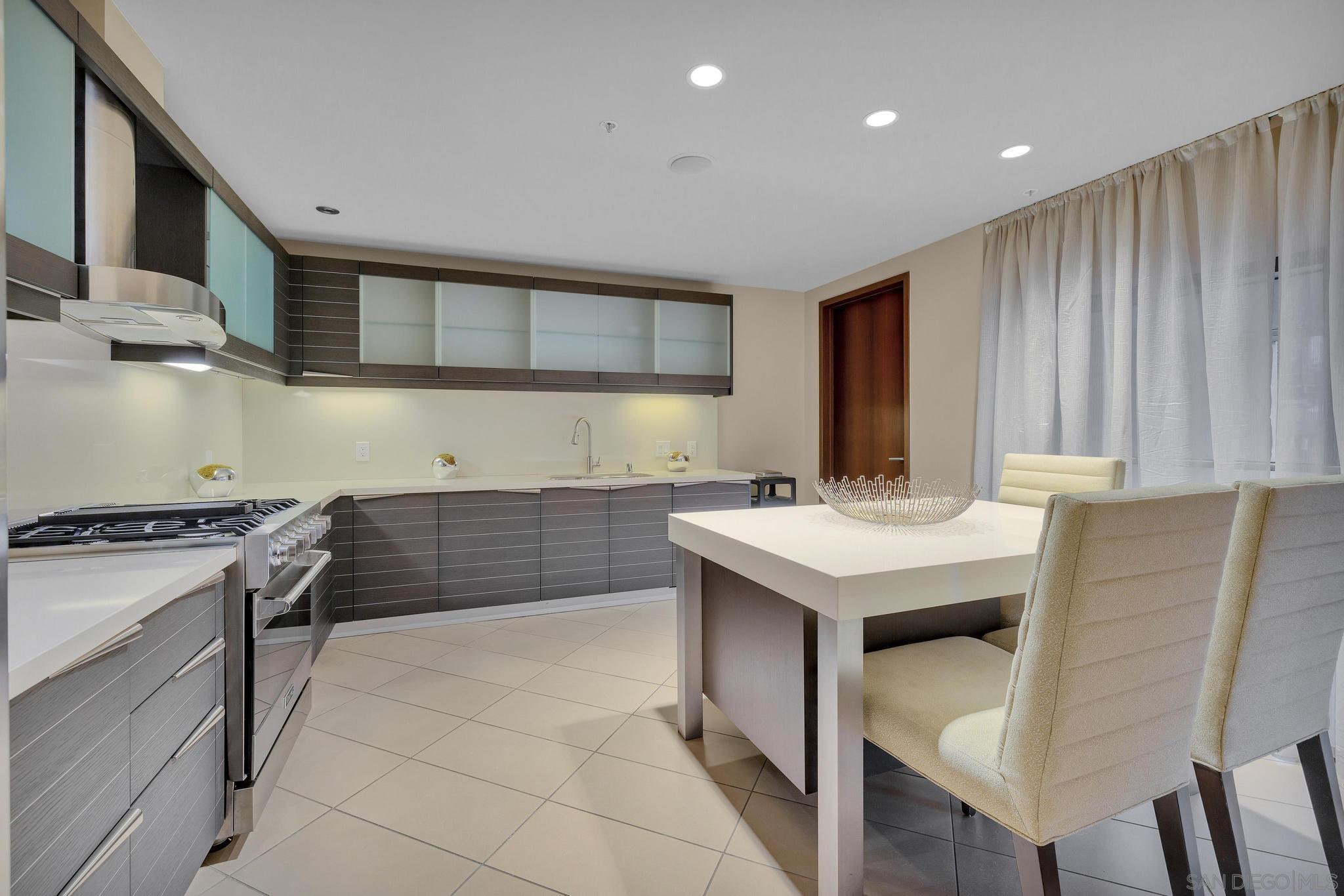 Detail Gallery Image 38 of 45 For 1325  Pacific Hwy  #3301,  San Diego,  CA 92101 - 2 Beds | 2/1 Baths