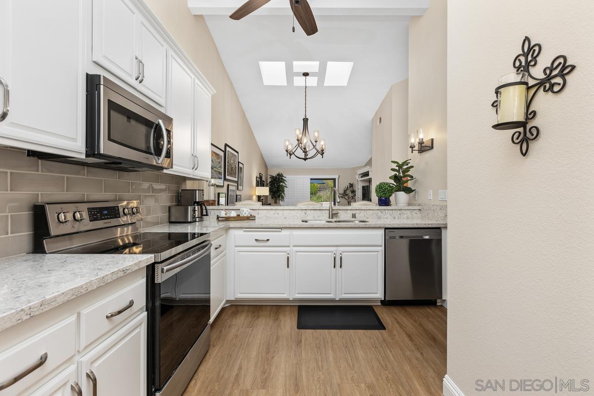 Detail Gallery Image 21 of 53 For 17939  Avenida Alozdra, San Diego,  CA 92128 - 2 Beds | 2 Baths