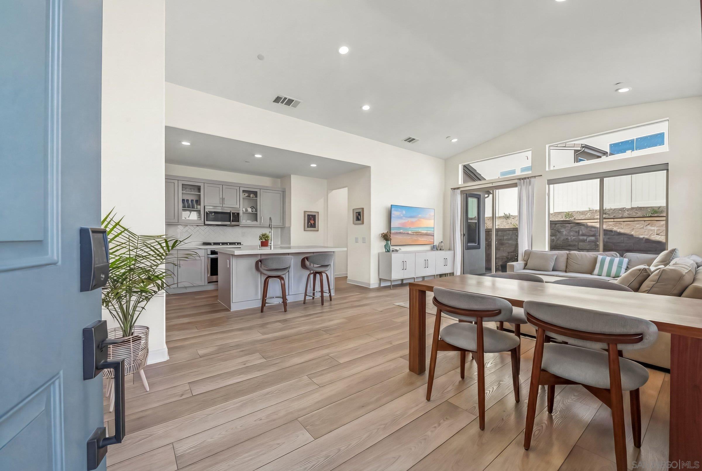 Detail Gallery Image 7 of 35 For 15159  Leia Way, San Diego,  CA 92129 - 4 Beds | 3 Baths