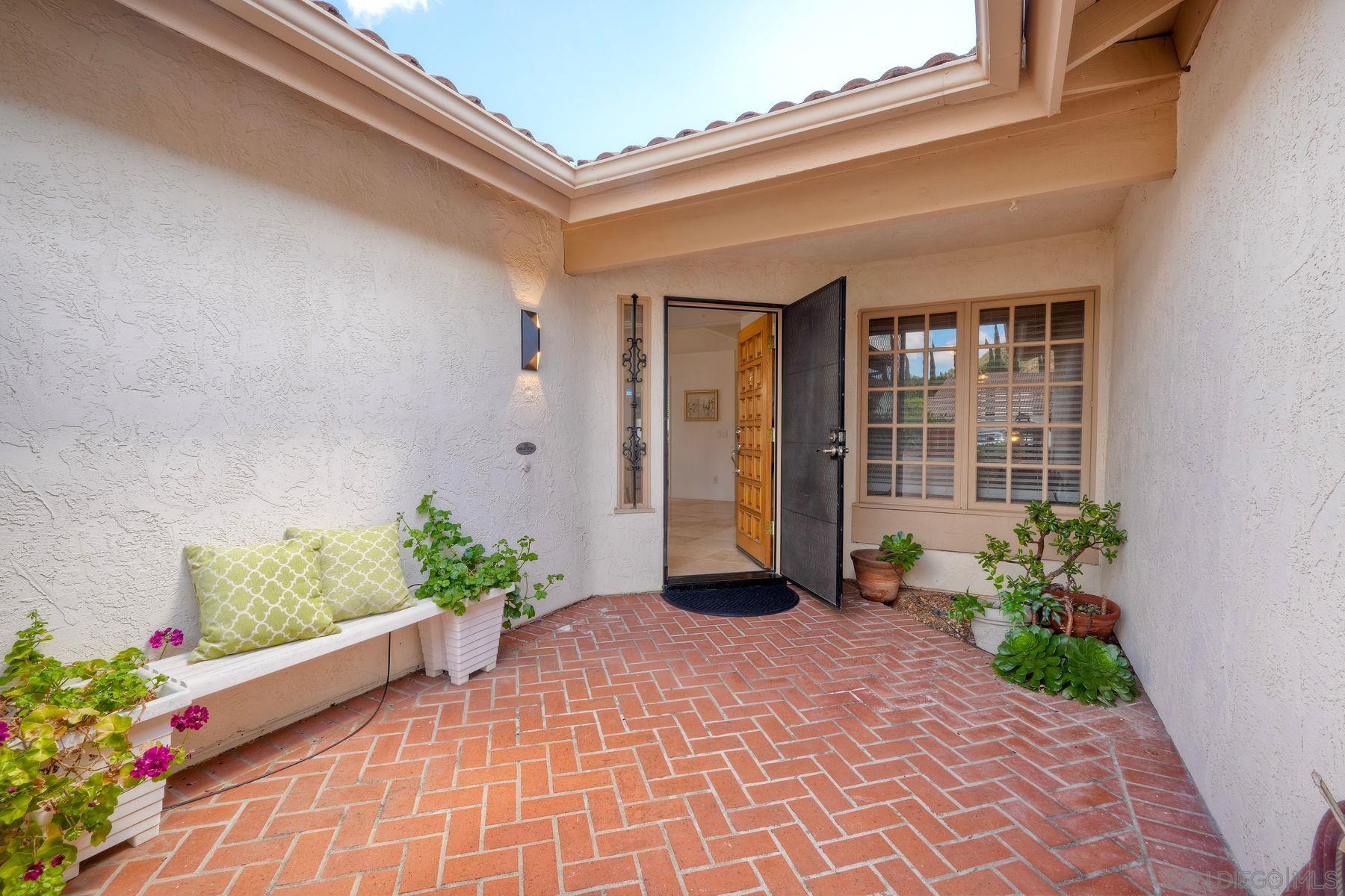 Detail Gallery Image 3 of 37 For 12521  Camberwell Court, San Diego,  CA 92128 - 4 Beds | 2 Baths