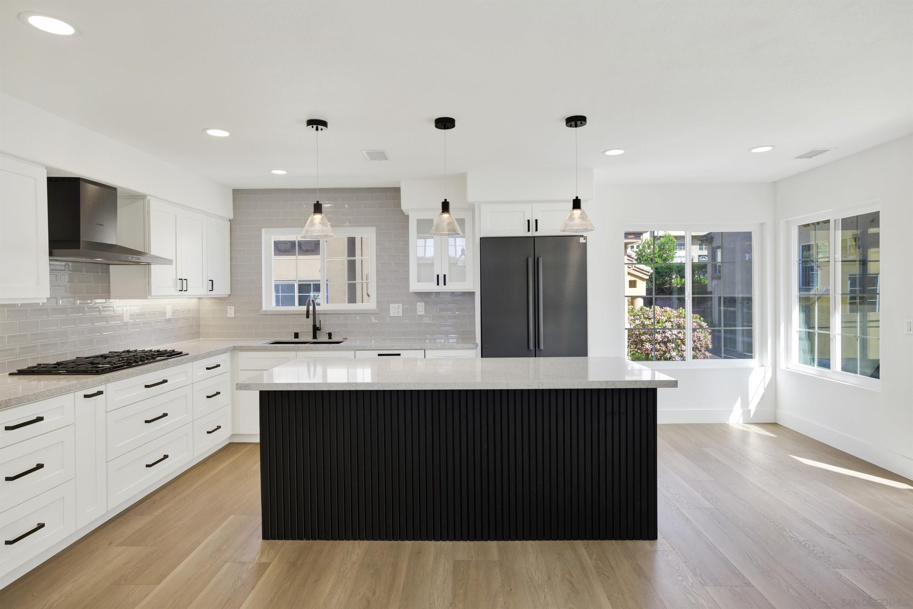 Detail Gallery Image 2 of 25 For 12523  El Camino Real  a,  San Diego,  CA 92130 - 3 Beds | 3 Baths