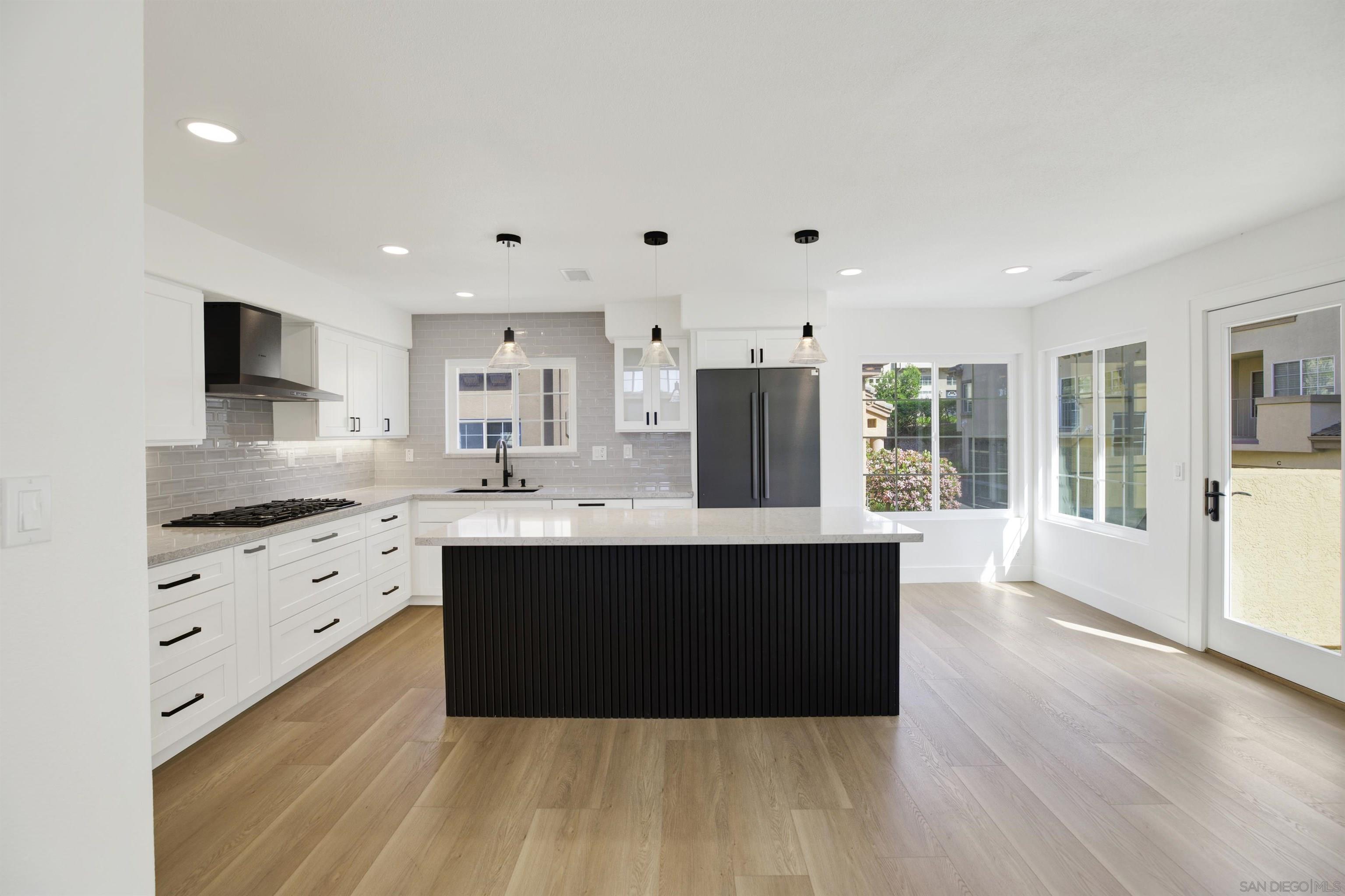 Detail Gallery Image 18 of 25 For 12523  El Camino Real  a,  San Diego,  CA 92130 - 3 Beds | 3 Baths