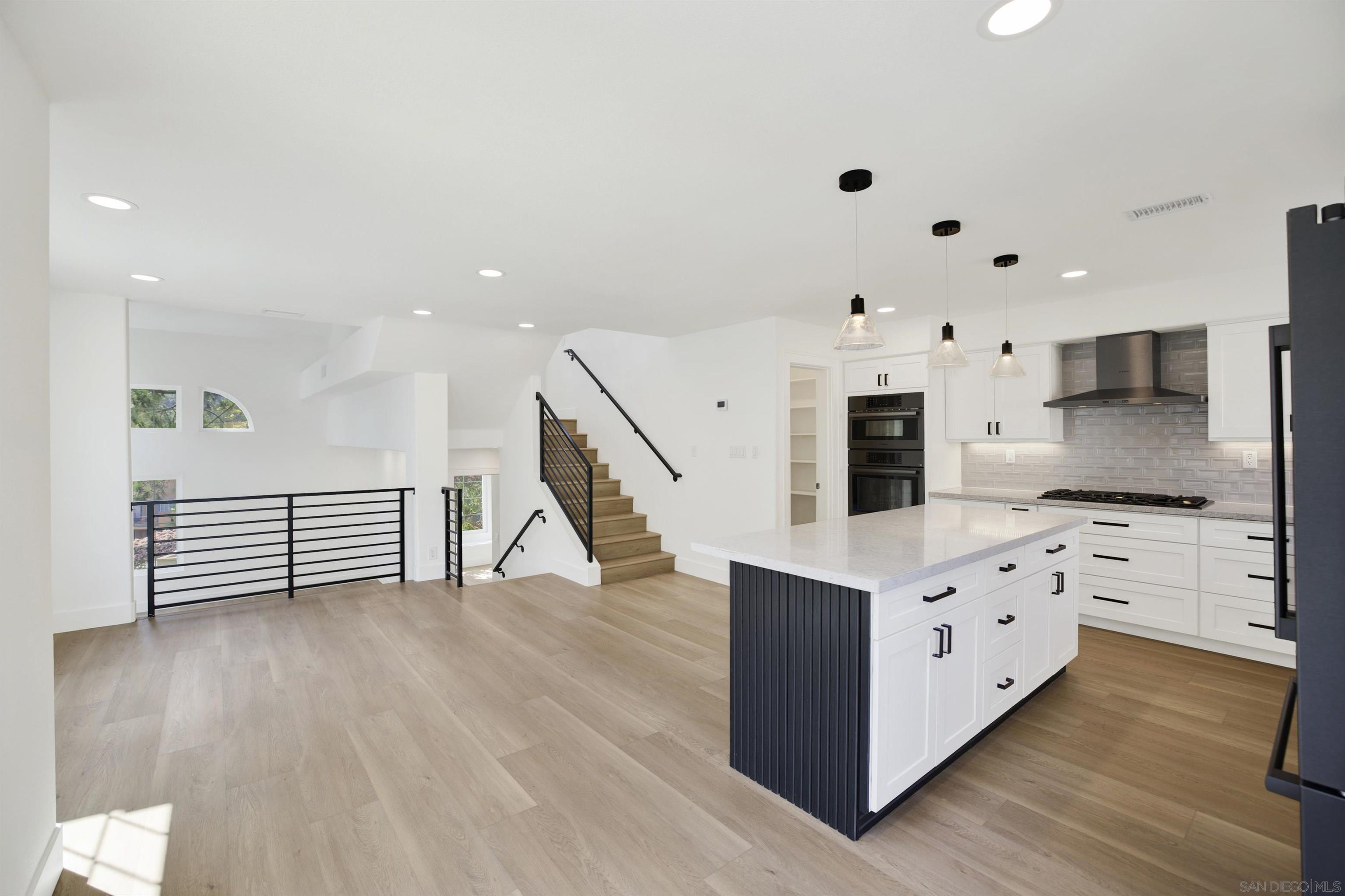 Detail Gallery Image 3 of 25 For 12523  El Camino Real  a,  San Diego,  CA 92130 - 3 Beds | 3 Baths