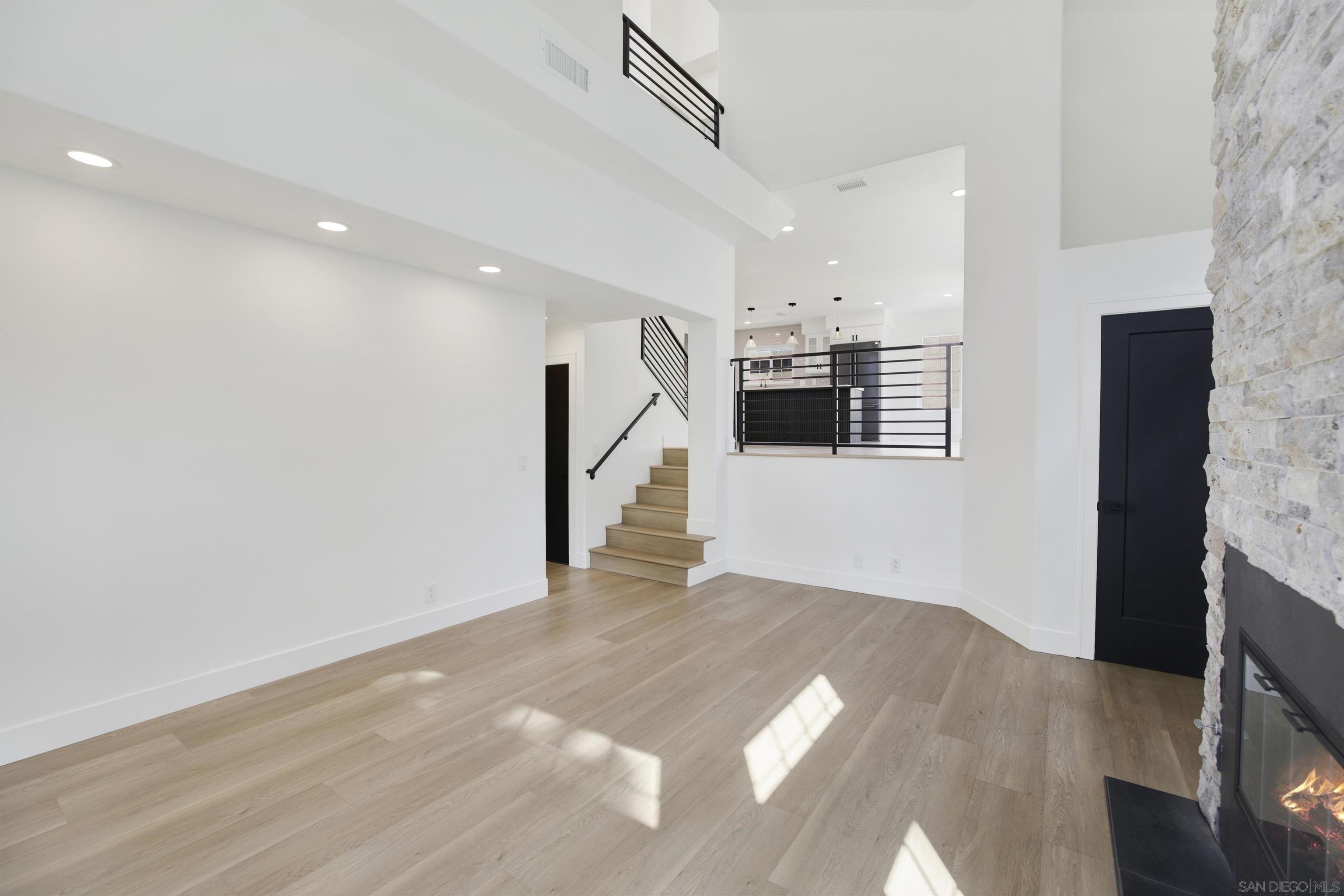 Detail Gallery Image 8 of 25 For 12523  El Camino Real  a,  San Diego,  CA 92130 - 3 Beds | 3 Baths