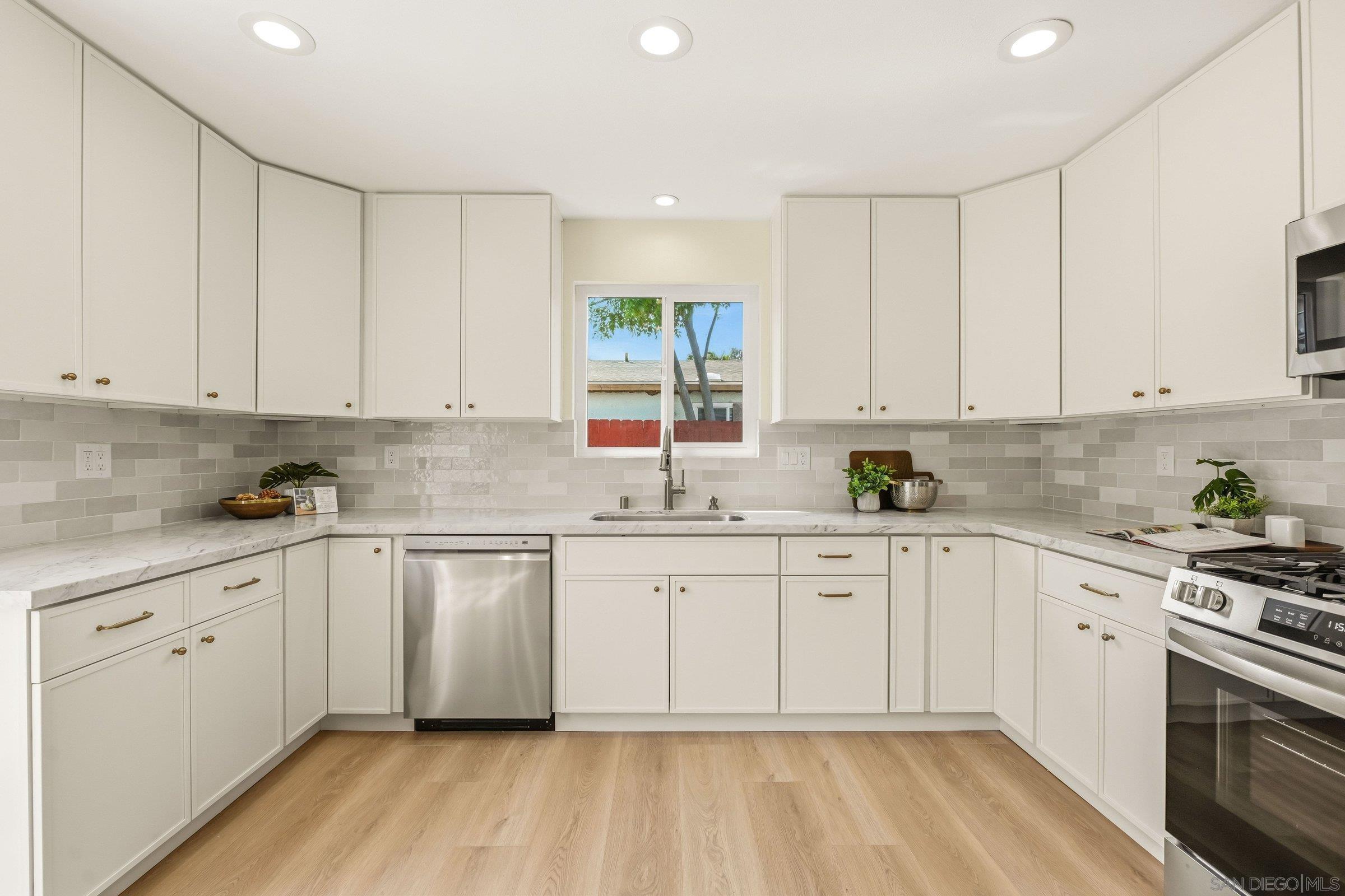 Detail Gallery Image 2 of 45 For 3263  Roberta Ln, Oceanside,  CA 92054 - 4 Beds | 2 Baths